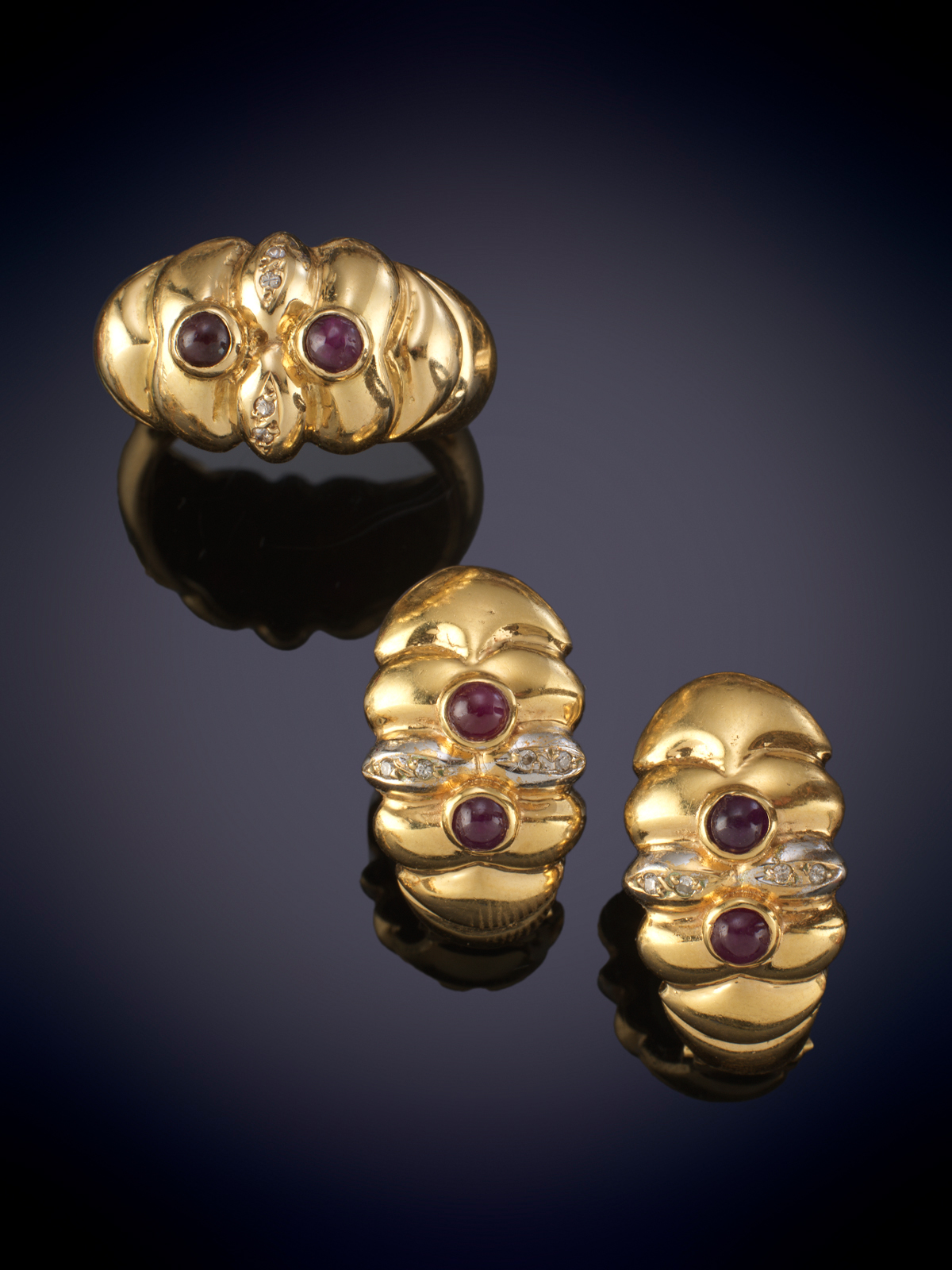 CONJUNTO DE ANILLO Y PENDIENTES EN ORO AMARILLO GALLONADO Y GRANATES. Montura en oro amarillo de...
