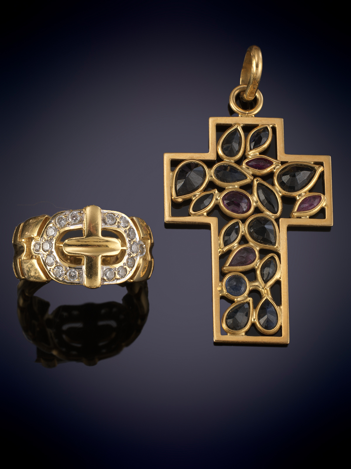 LOTE DE CRUZ CON PIEDRAS DE COLOR Y SORTIJA CON BRILLANTES. ORO AMARILLO DE 18K.