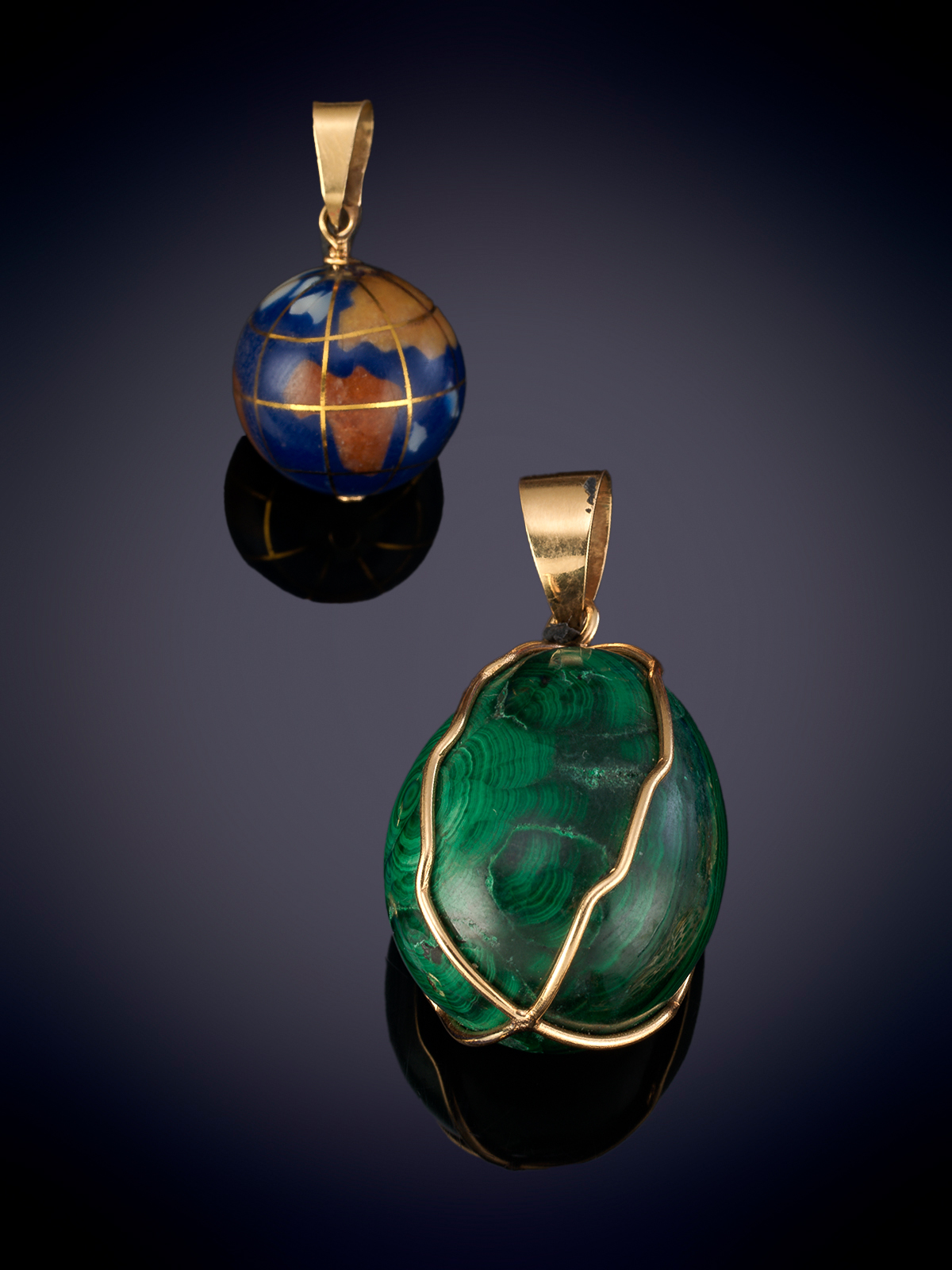 LOTE DE DOS COLGANTES DE PIEDRAS DURAS. Montura en oro amarillo de 18k.