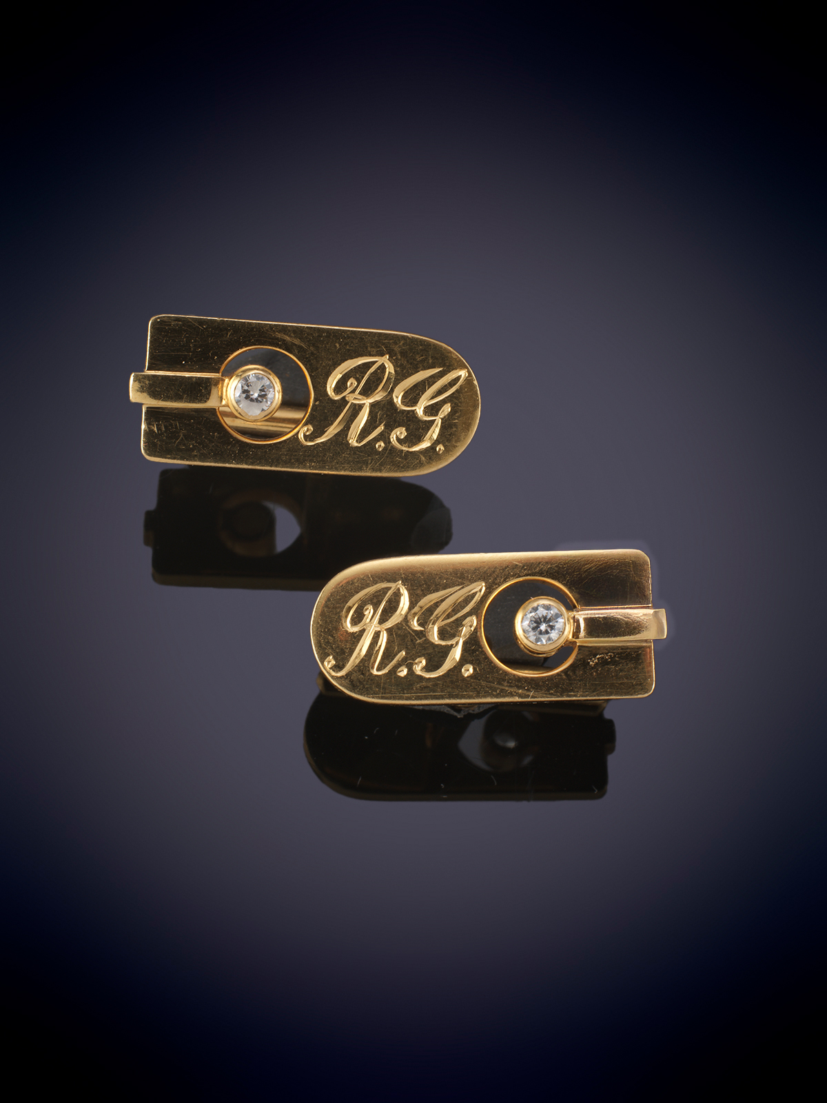 GEMELOS Y PASADOR DE CORBATA  DE ORO AMARILLO DE 18K. GRABADOS