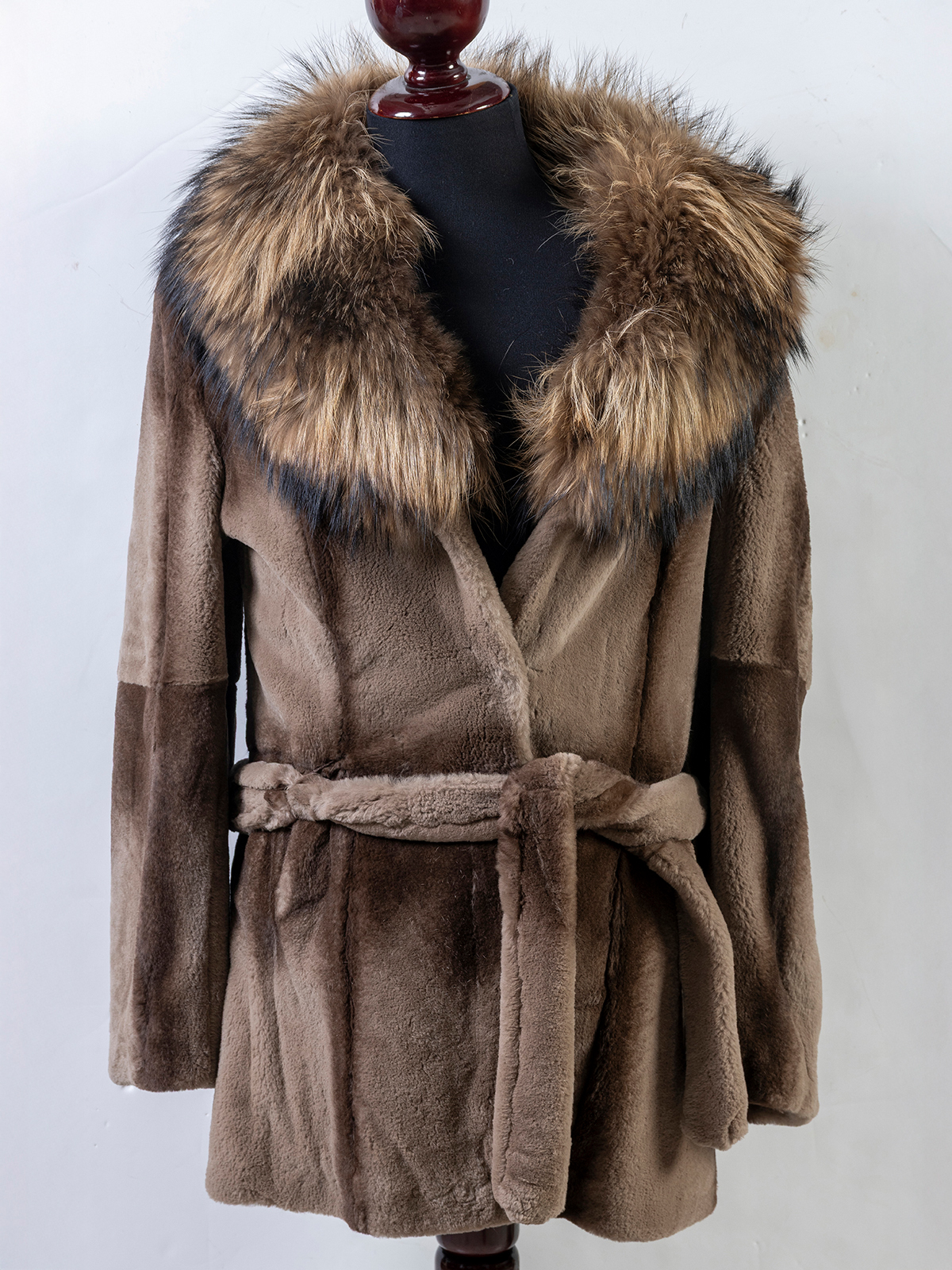 CHAQUETÓN DE MUTÓN Y CUELLO DE ZORRO
