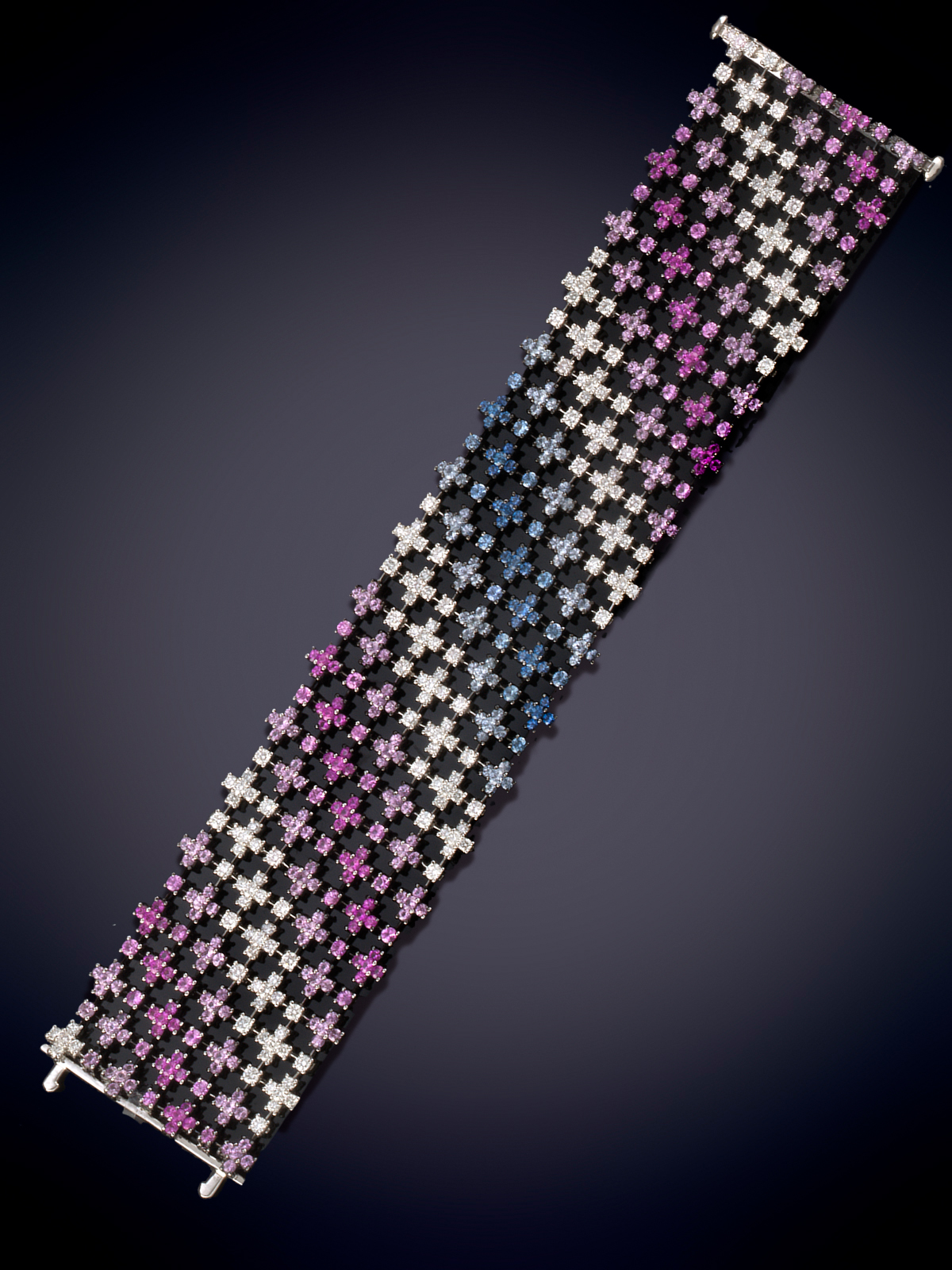 ESPECTACULAR BRAZALETE FLEXIBLE DE ZAFIROS DE COLORES.MODERNO DISEÑO FORMANDO HILERAS EN DIAGONAL...