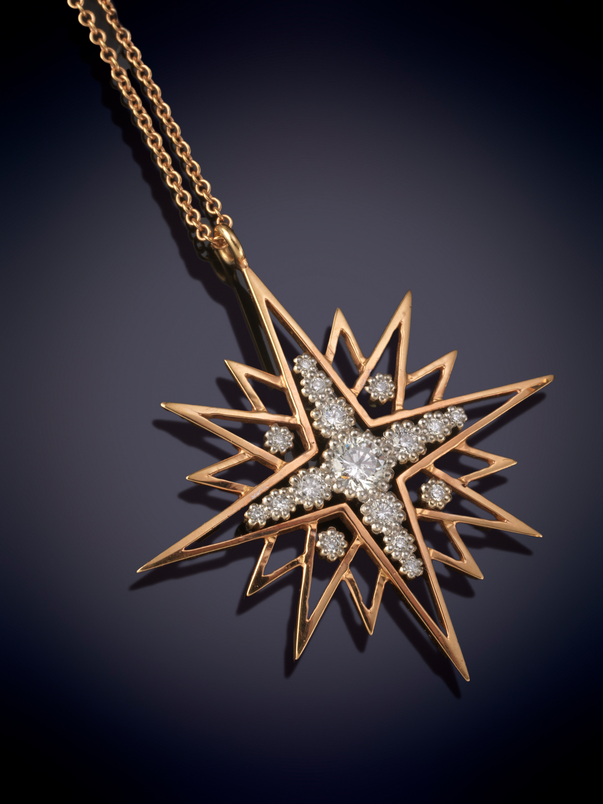 DELICADO COLGANTE CON DISEÑO DE ESTRELLA  DE ORO ROSA Y DIAMANTES. Montura y cadena en oro rosa de...