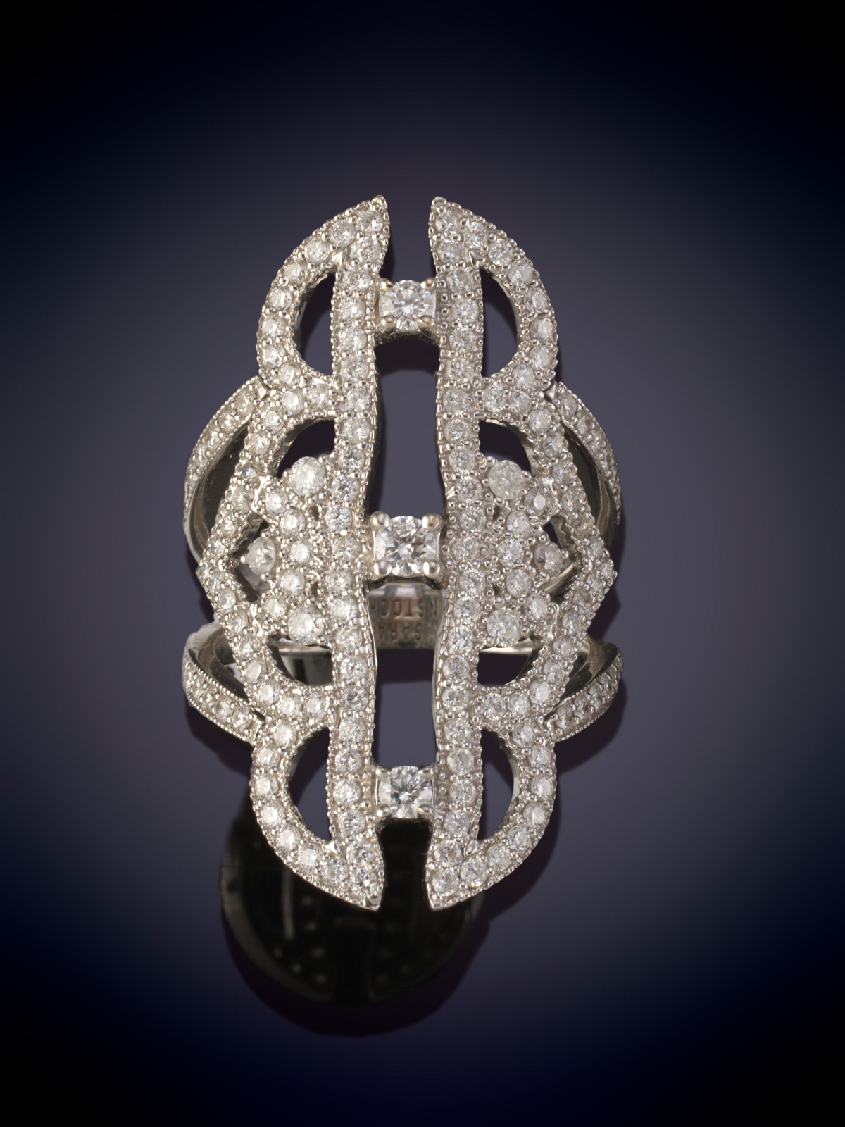 SORTIJA LANZADERA ESTILO ART DECO CON INSPIRACION ORIENTAL. SILUETA DE PERFIL SINUOSO CON PAVÉ DE...