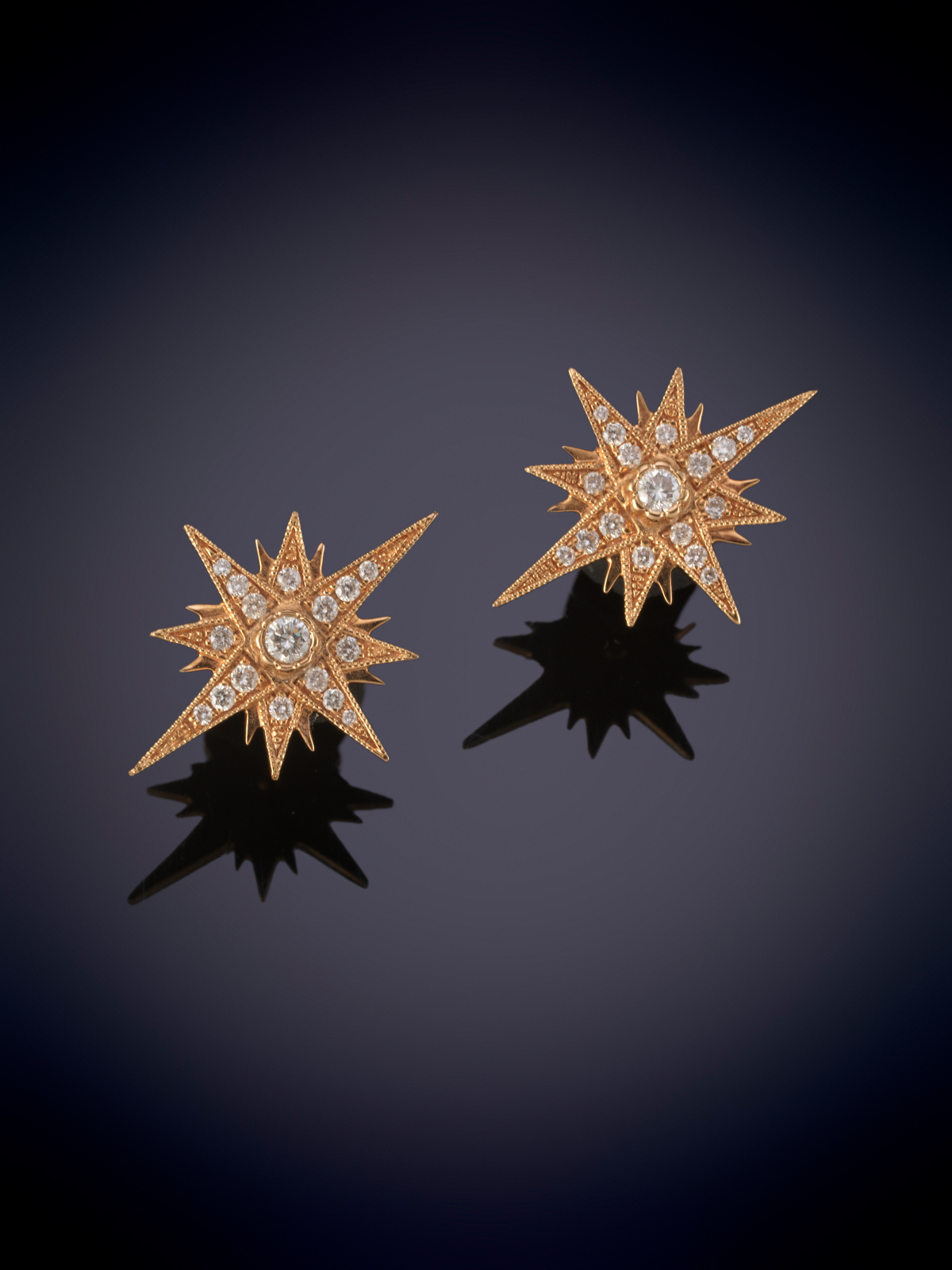 PENDIENTES CORTOS CON DISEÑO DE ESTRELLAS DE BRILLANTES. Montura en oro rosa de 18k.