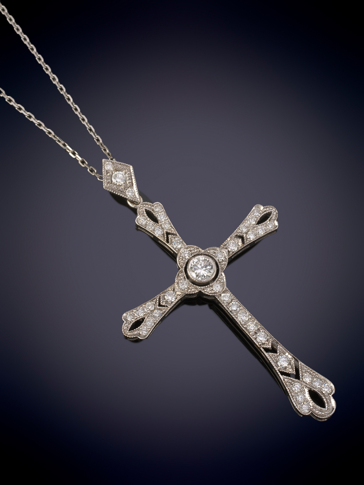 CRUZ DE BRILLANTES Y ORO BLANCO DE 18K. Con cadena de oro blanco de 18k.