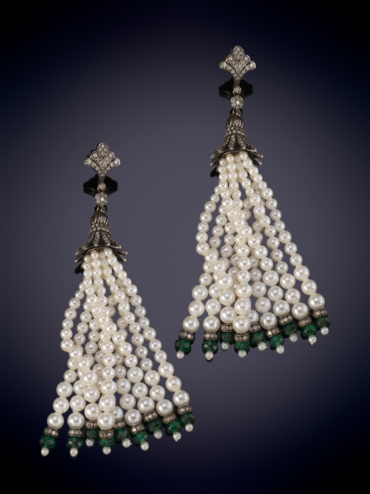 ESPECTACULARES PENDIENTES LARGOS CON MOVIMIENTO, DE PERLAS, DIAMANTES Y ESMERALDAS. DISEÑO AÑOS 20...