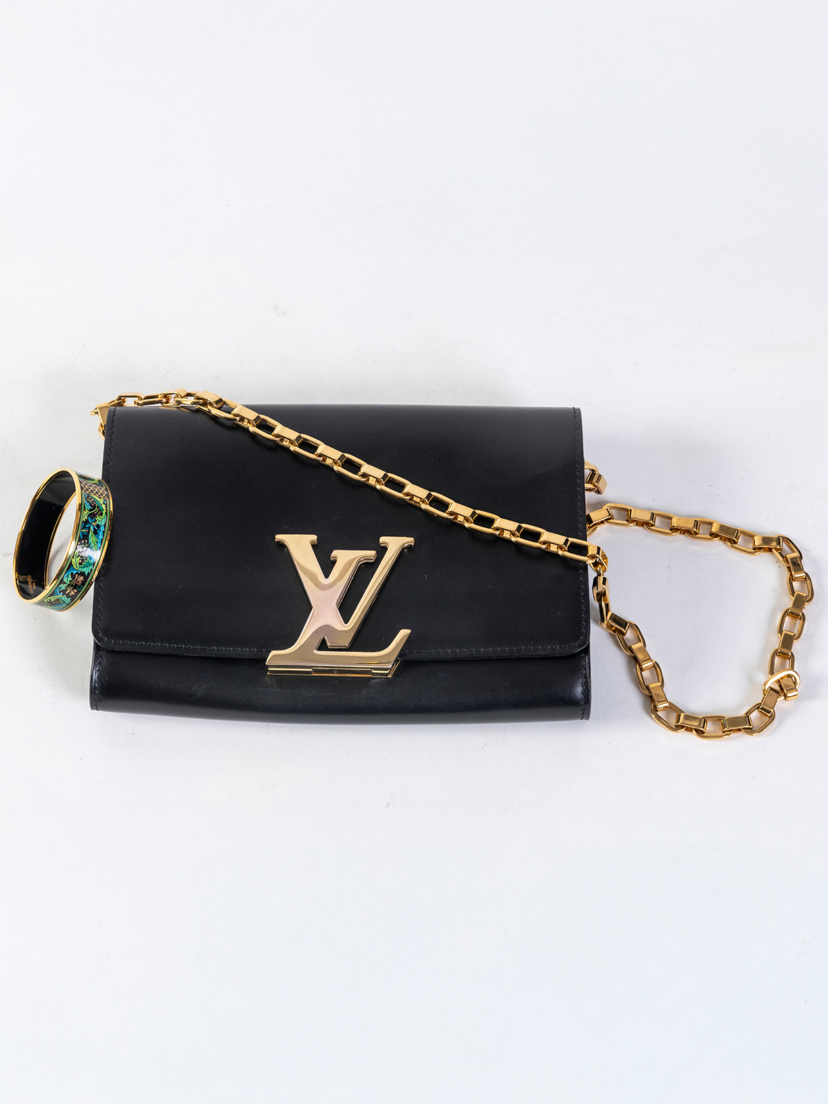 LOTE DE BOLSO LOUIS VUITTON NEGRO CON ANAGRAMA DORADO Y CADENA CON CJA Y BOLSA ORIGINAL Y PULSERA...