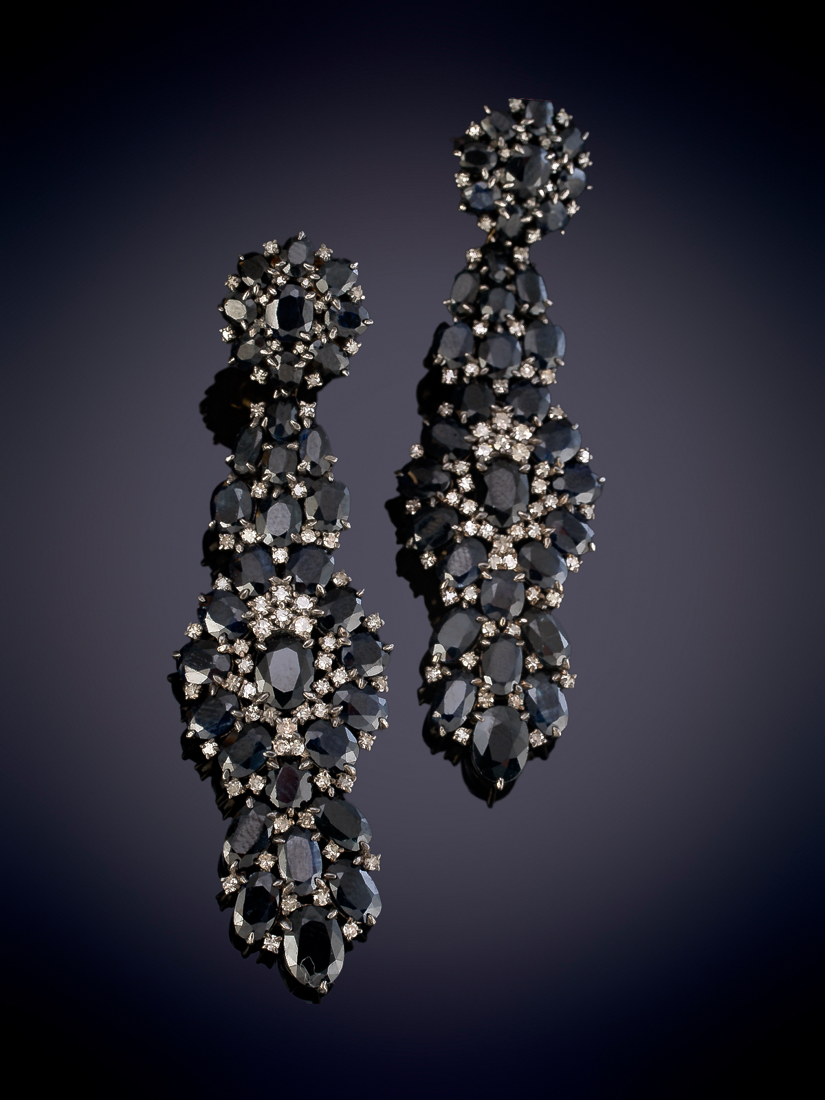 PENDIENTES LARGOS DE TRES CUERPOS CON MOVIMIENTO., DE ZAFIROS Y DIAMANTES. Montura en oro amarillo...