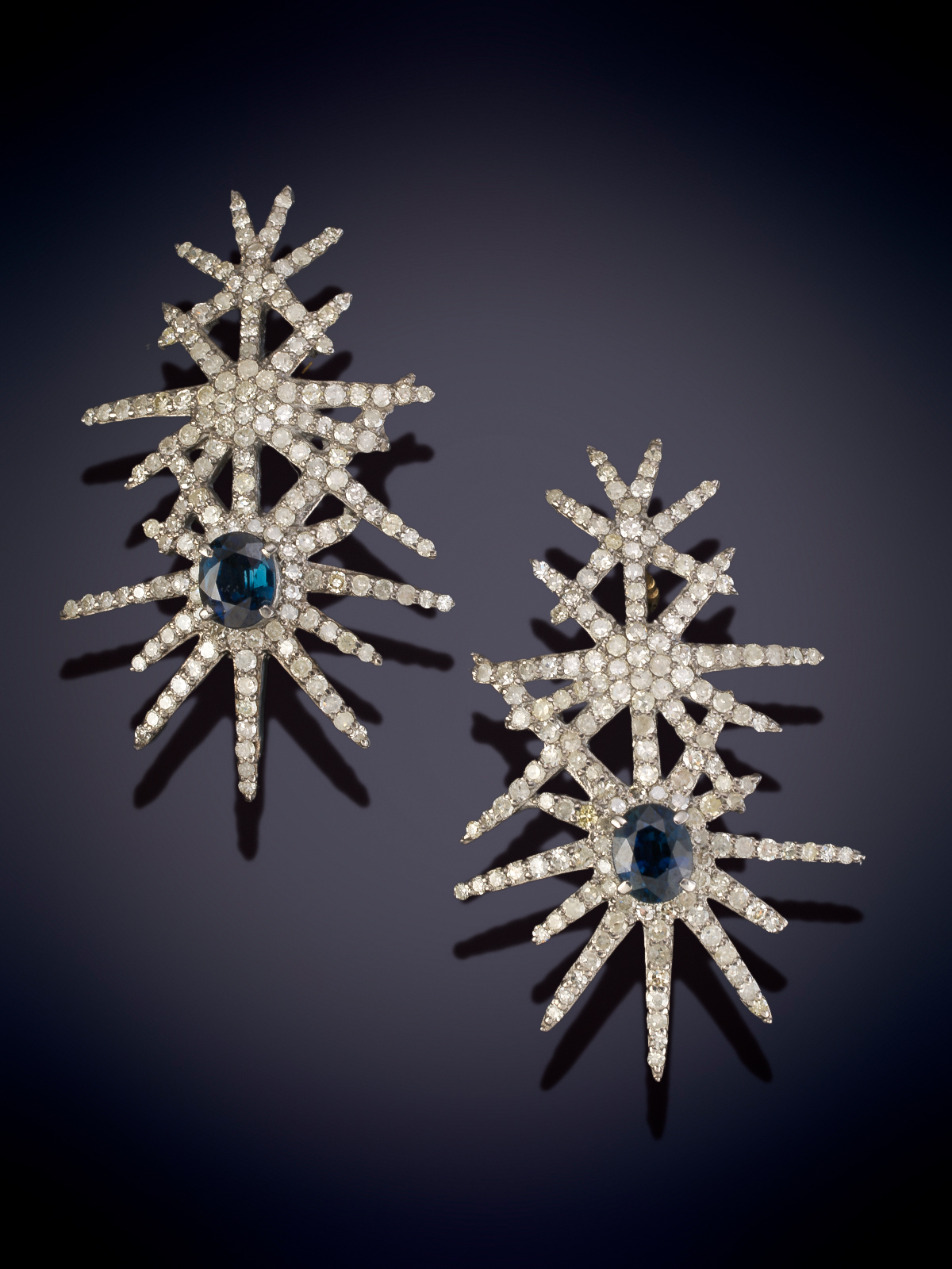 PENDIENTES LARGOS DE ESTRELLAS CON CENTROS DE ZAFIROS OVALES CUAJADO TODO ELLO DE CHISPITAS DE...