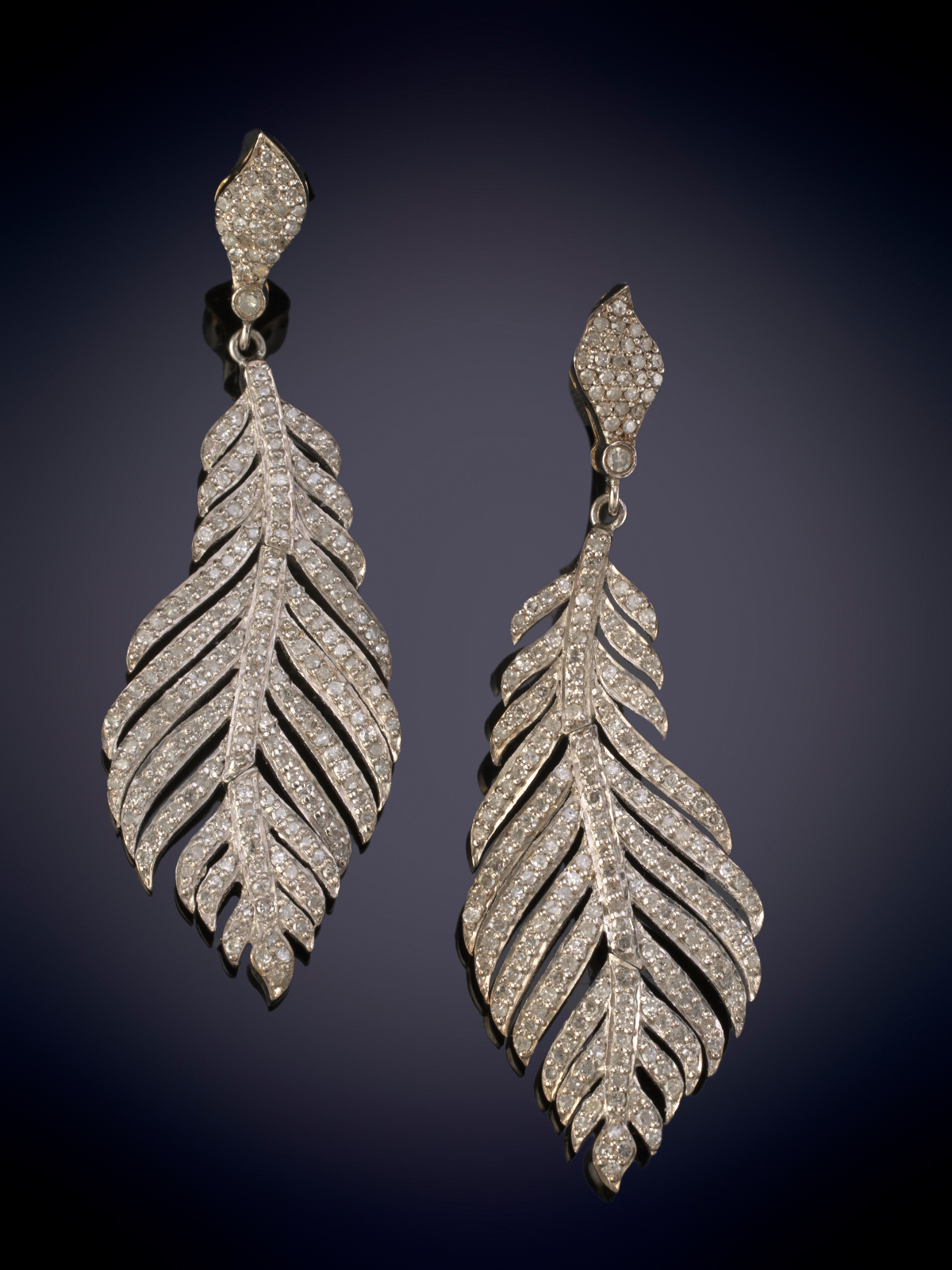 PENDIENTES EN FORMA DE HOJA CUAJADA DE CHISPITAS DE BRILLANTES. Montura en plata y oro amarillo de...