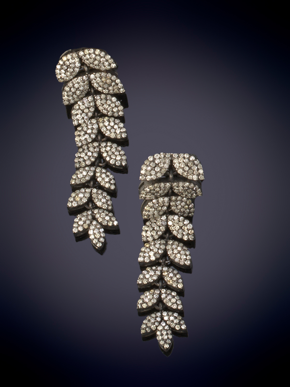 PENDIENTES LARGOS DE HOJITAS CUAJADAS DE CHISPITAS DE BRILLANTES EN LIGERO DEGRADÉ. Montura en...