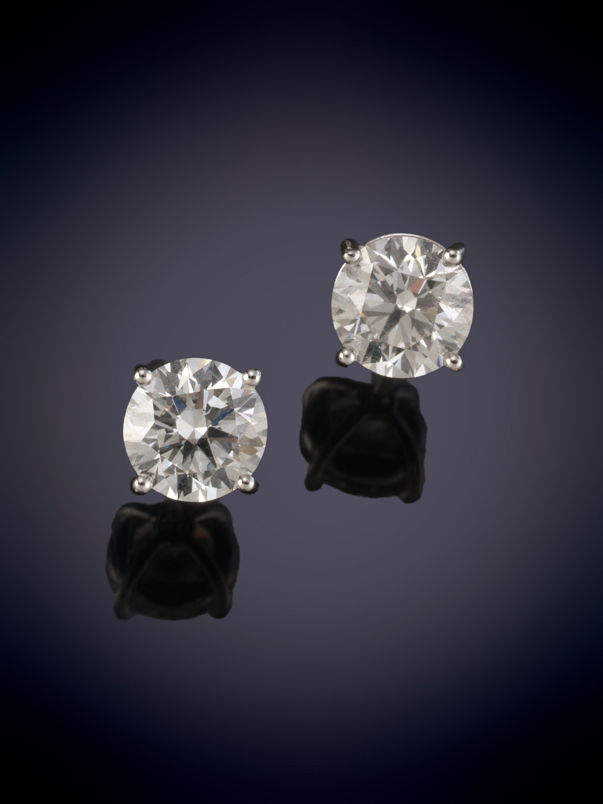 DORMILONAS DE BRILLANTES DE 1,62 CTS. CADA UNA COLOR F PUREZA VSI, DE LABORATORIO. Montura en oro...