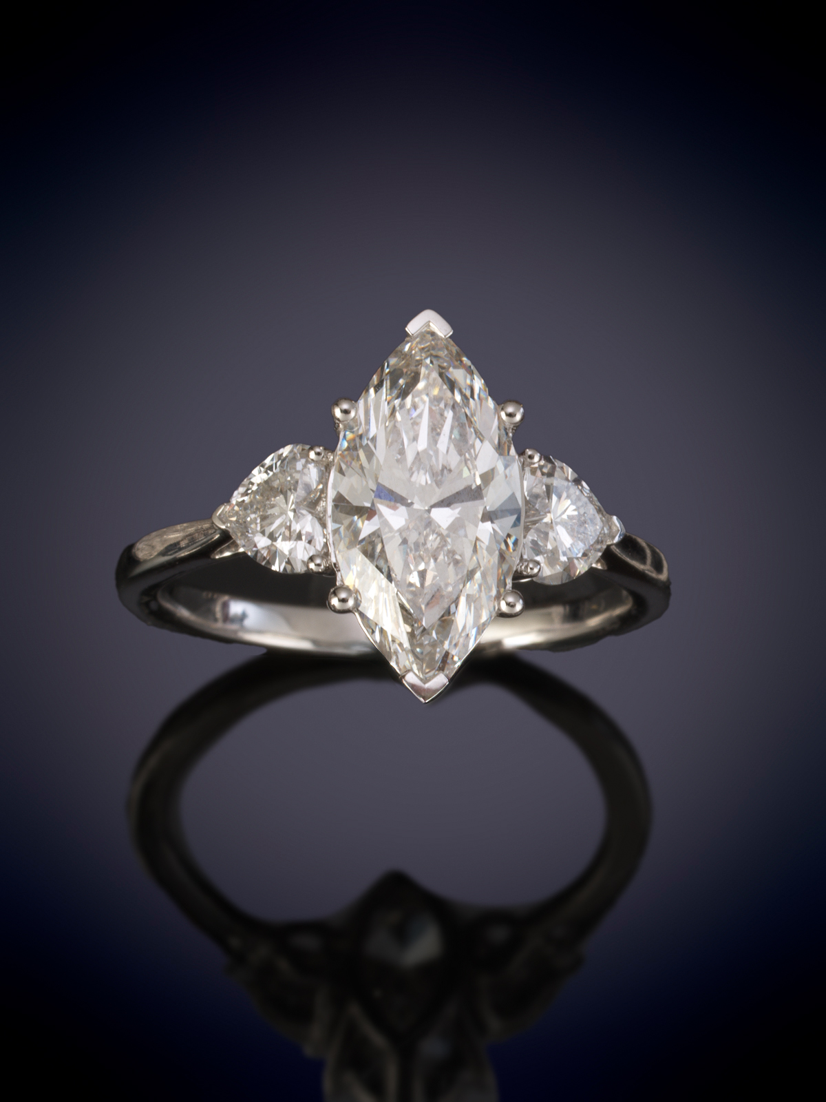 ELEGANTE SOLITARIO CON UN DIAMANTE TALLA MARQUISE DE LABORATORIO 2,07 CTS. COLOR F VVS2. ...