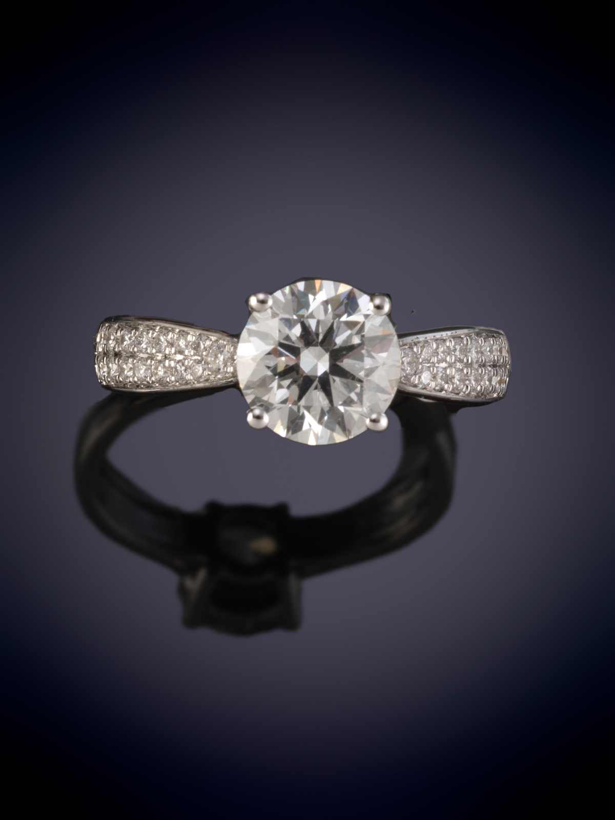 SOLITARIO CON UN BRILLANTE DE LABORATORIO DE 1,63 CTS. COLOR D VS1. Montura decorada con pavé de...