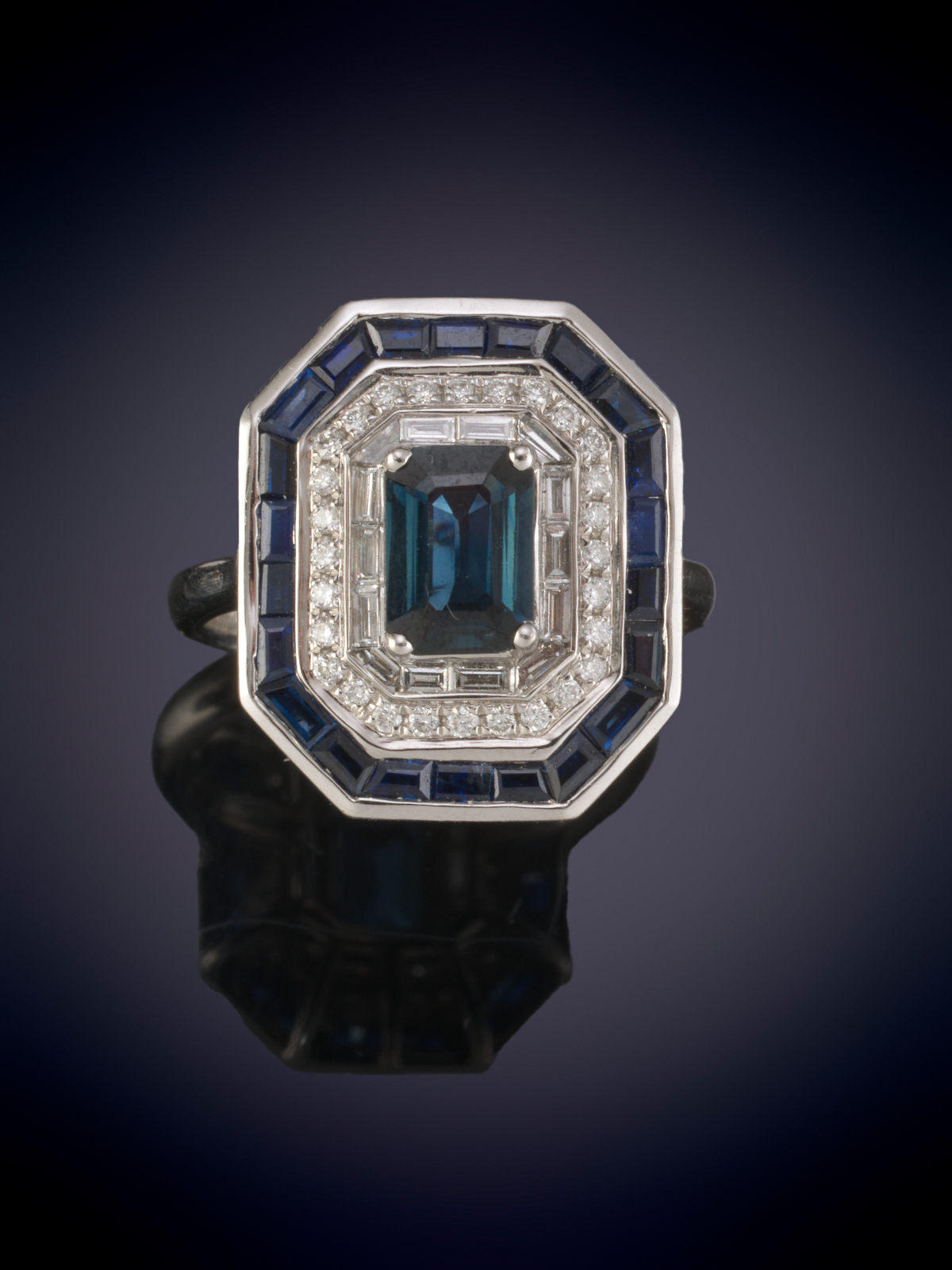 SORTIJA ESTILO ART DECO CON UN ZAFIRO CENTRAL DE 2,14 CTS. ORLA OCTOGONAL DECORADA CON BRILLANTES Y...