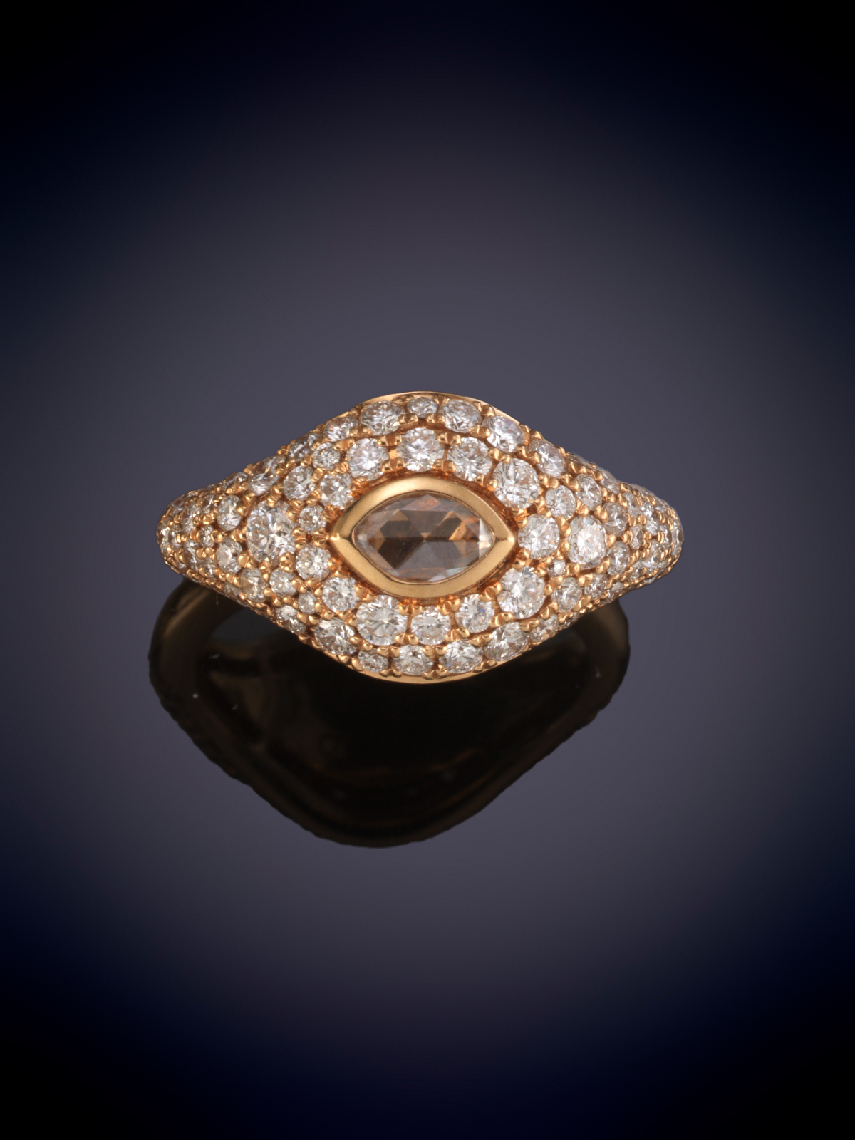 ELEGANTE SORTIJA DE PAVE DE BRILLANTES CALIDAD EXTRA CON UN DIAMANTE TALLA MARQUISE CENTRAL....