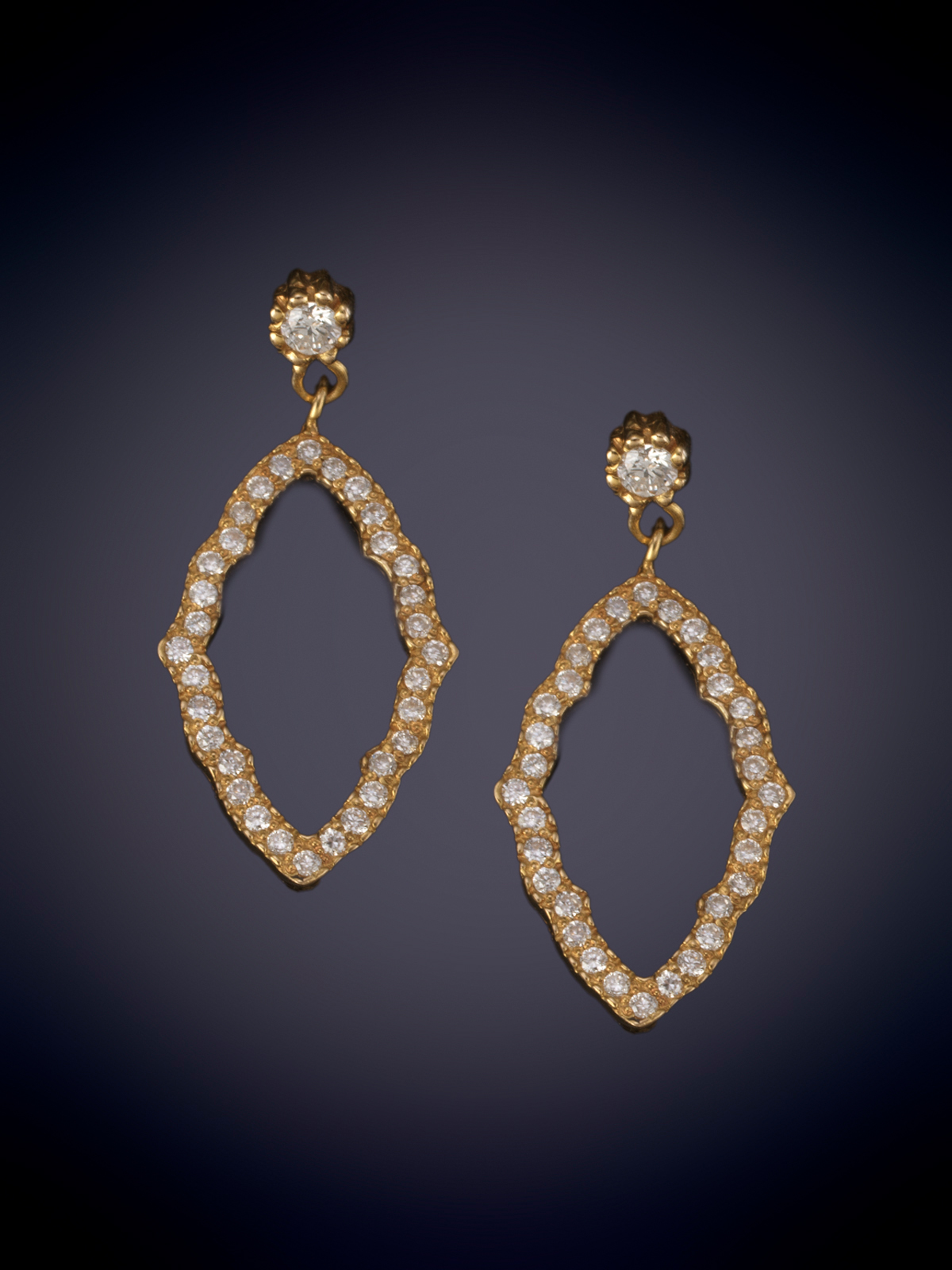 PENDIENTES COLGANTES DE OVALOS DE BRILLANTES CALADOS EN MONTURA DE ORO AMARILLO DE 18K.