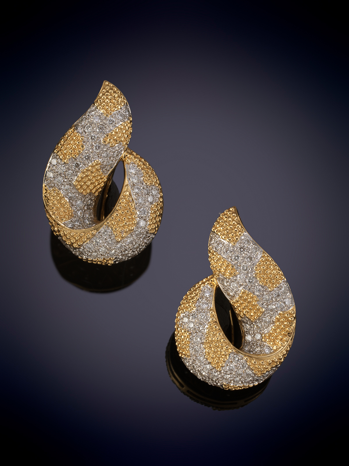 MONTECARLO DESIGN N.Y. (MCD). ELEGANTES PENDIENTES CORTOS CON FORMA DE NUDO, SALPICADOS DE PAVE DE...