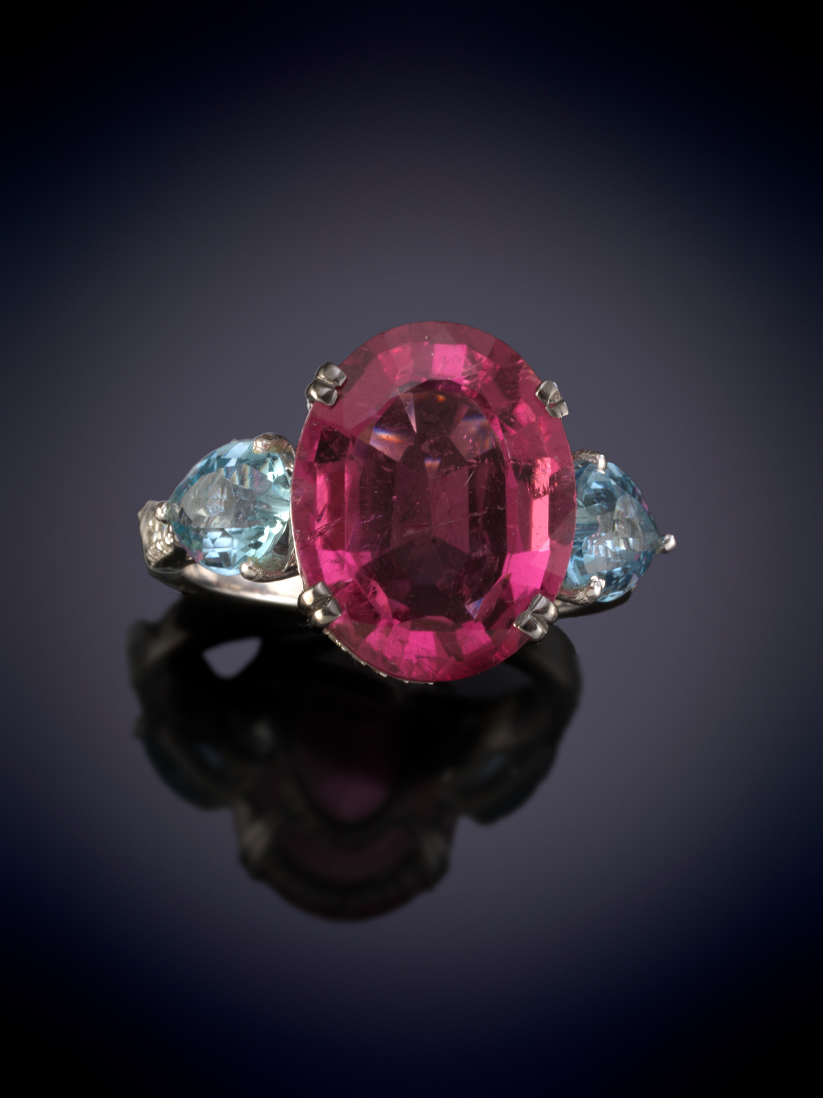 BELLA SORTIJA TRESILLO CON TURMALINA RUBELITA DE BONITO COLOR , FLANQUEADA POR DOS AGUAMARINAS DE...