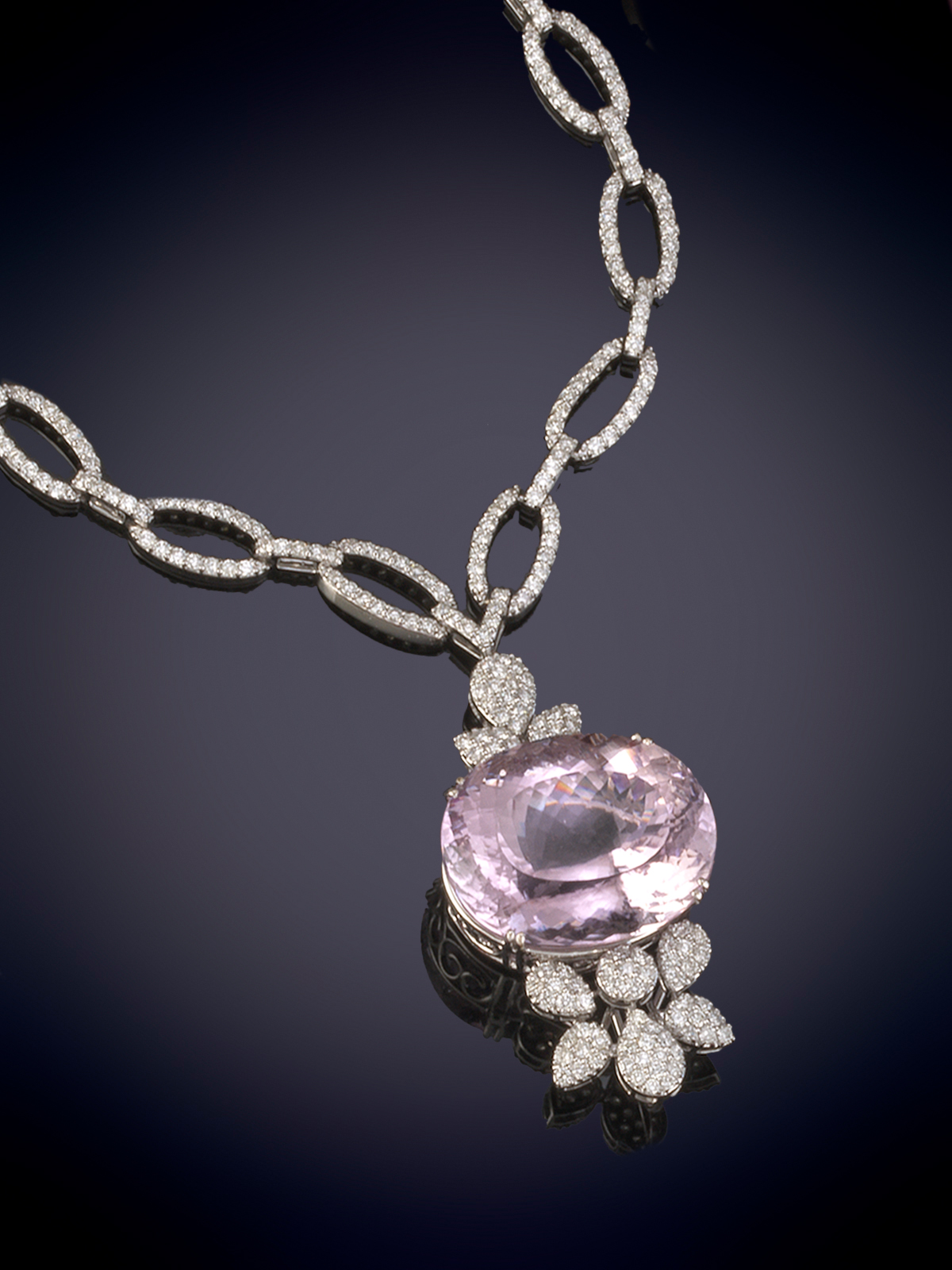 ESPECTACULAR COLLAR DE MORGANITA Y BRILLANTES. MAGNIFICO BERILO ROSA TALLA OVAL DEL QUE SE SUSPENDE...