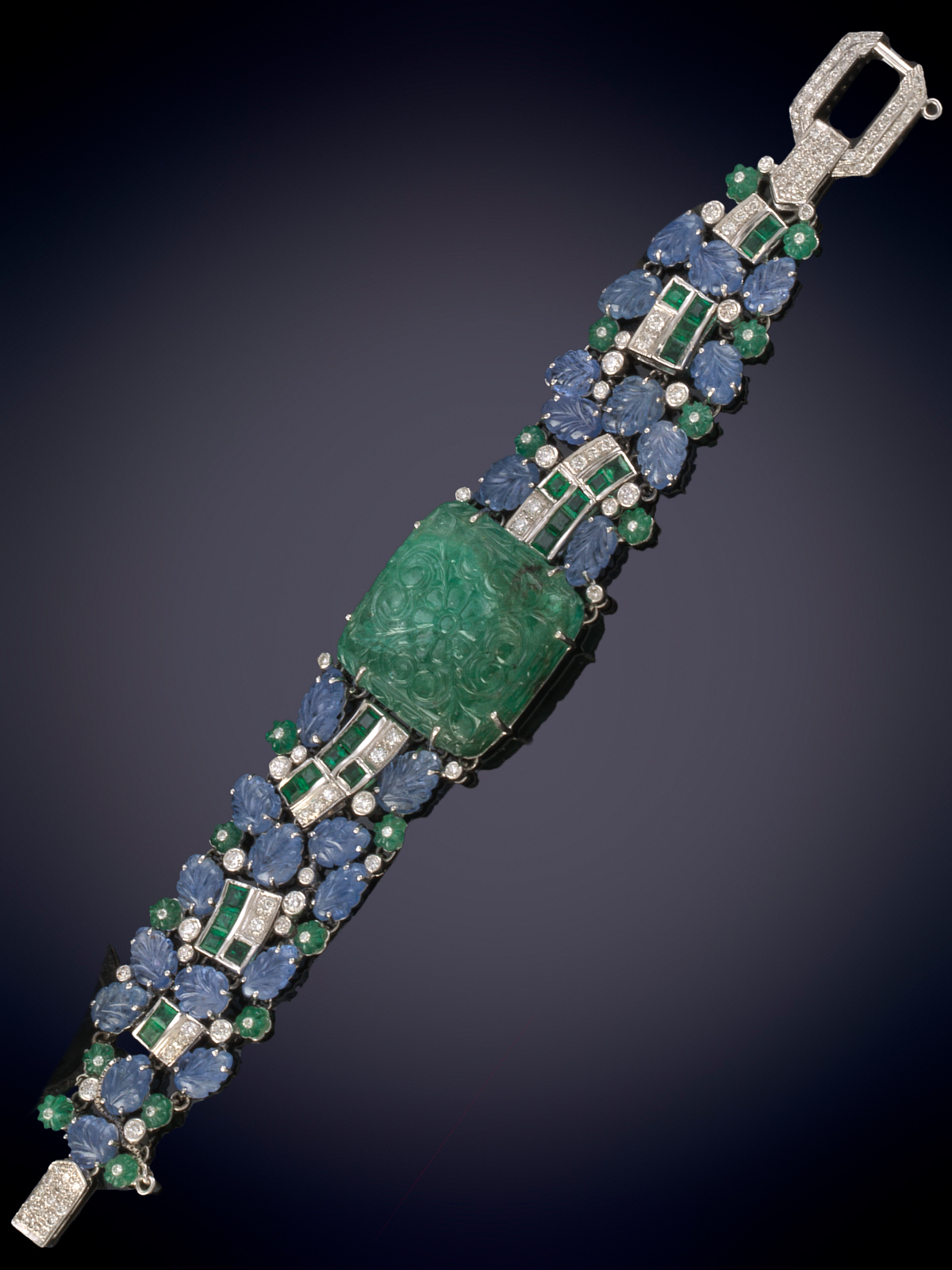 BELLO BRAZALETE DE DIAMANTES ESMERALDAS Y ZAFIROS, BELLAMENTE TALLADOS. ESMERLADA CENTRAL TALLADA Y...