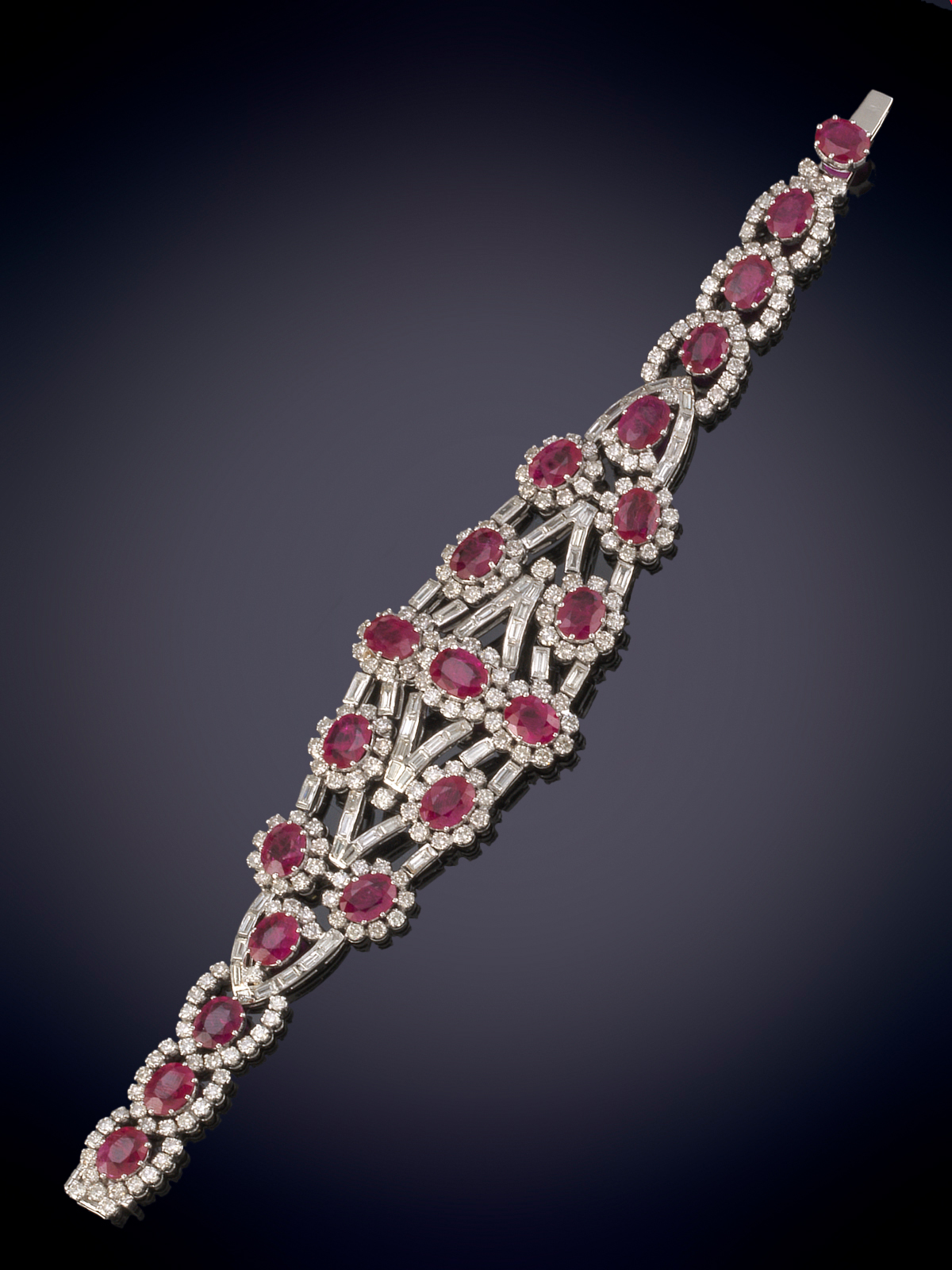 ESPECTACULAR BRAZALETE DE RUBÍES Y BRILLANTES. ELEGANTE DISEÑO CON RUBÍES TALLA OVAL DE INTENSO Y...