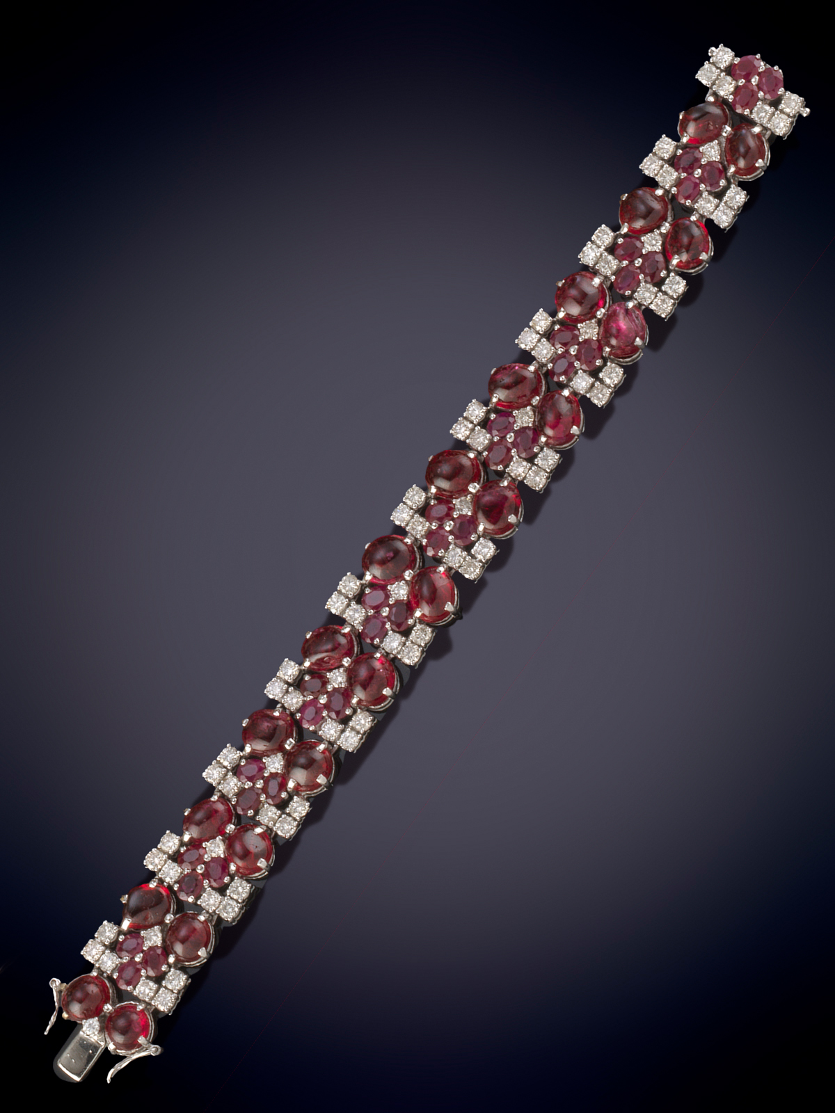 BELLO BRAZALETE DE ESPINELAS, RUBÍES Y BRILLANTES ELEGANTE DISEÑO CON ESLABONES ARTICULADOS DE...