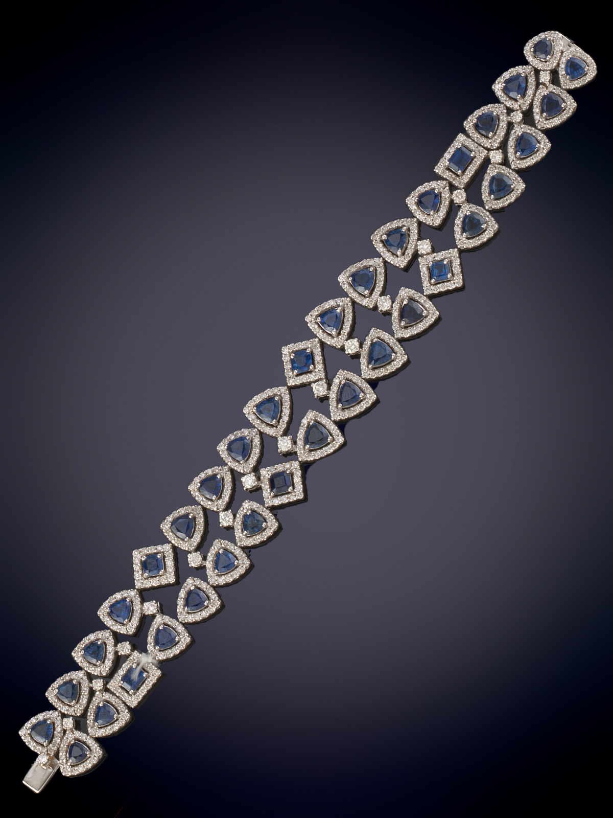 BRAZALETE DE ZAFIROS Y BRILLANTES. BELLO DISEÑO CON ZAFIROS TALLA TRILLION DE CALIDAD EXTRA ORLADOS...