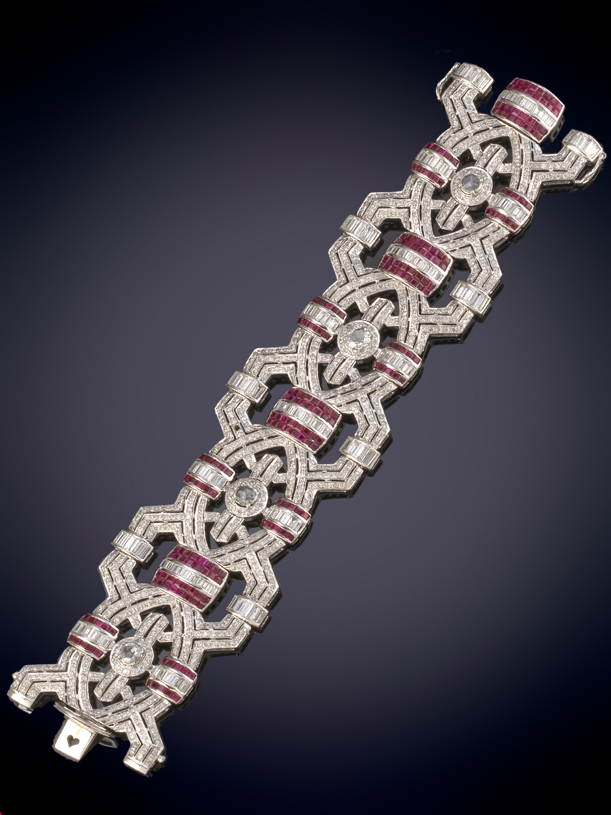 ESPECTACULAR BRAZALETE ESTILO ART DECO DE BRILLANTES Y RUBÍES. DISEÑO DE ESLABONES OVALADOS Y...