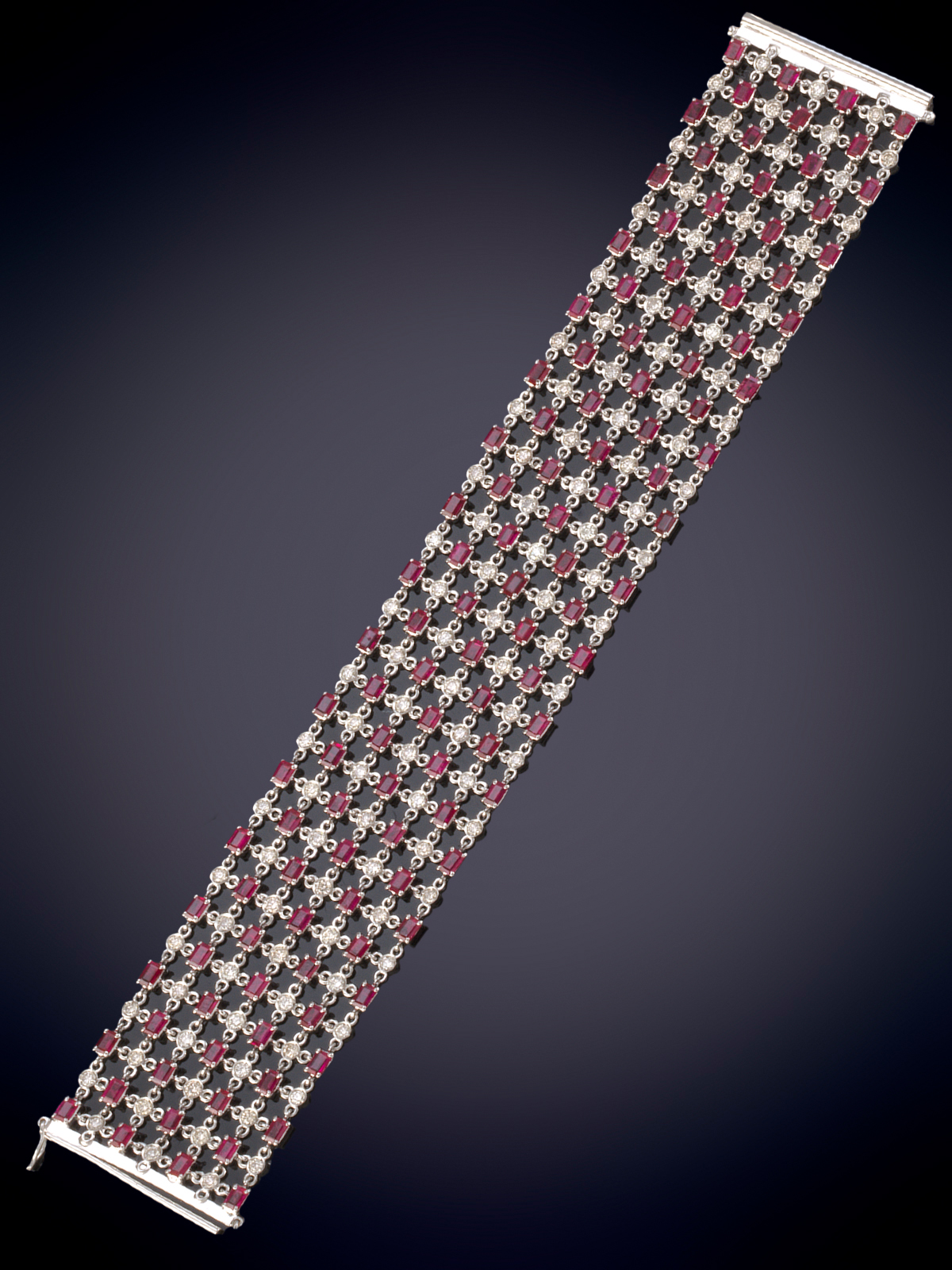 ORIGINAL BRAZALETE CON DISEÑO DE MALLA DE RUBÍES EN TALLA CARRÉ Y BRILANTES CALIDAD EXTRA. Montura...