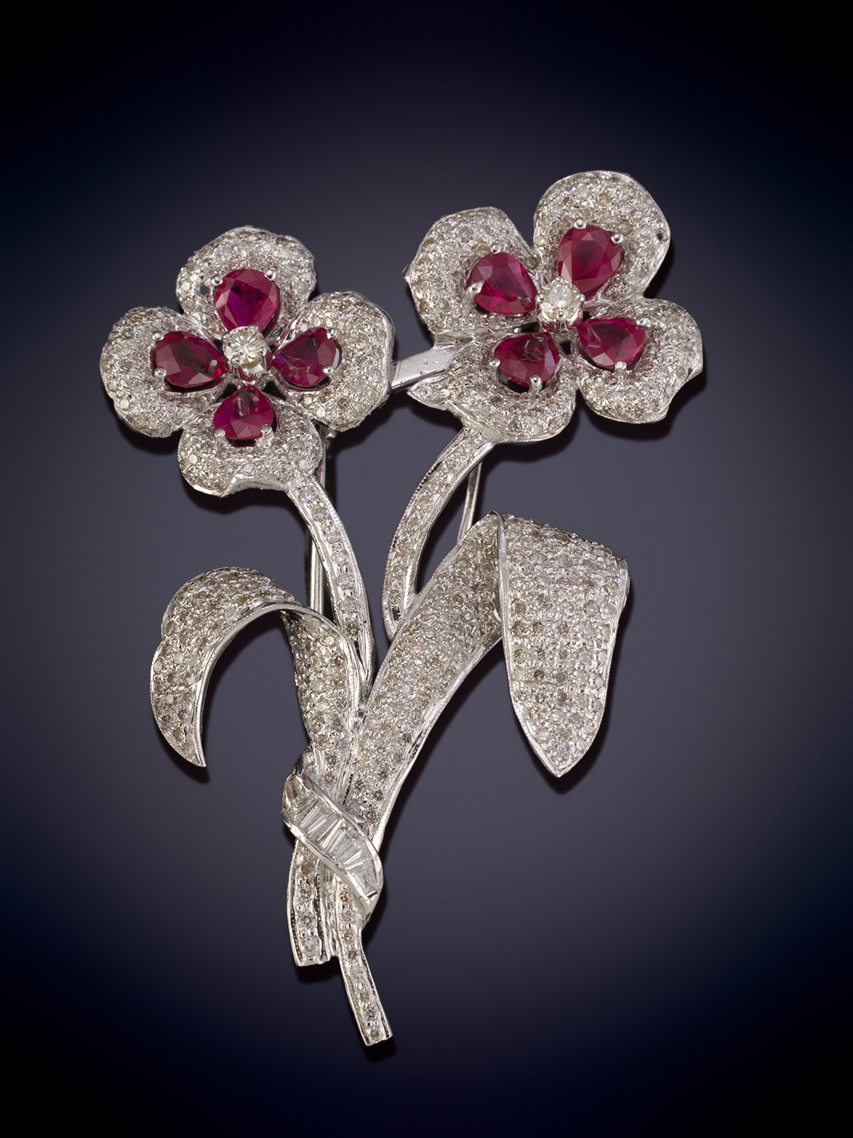 BONITO BROCHE DE RUBÍES Y BRILLANTES EN FORMA DE RAMILLETE DE FLORES. OCHO RUBÍES DE BELLO COLOR Y...