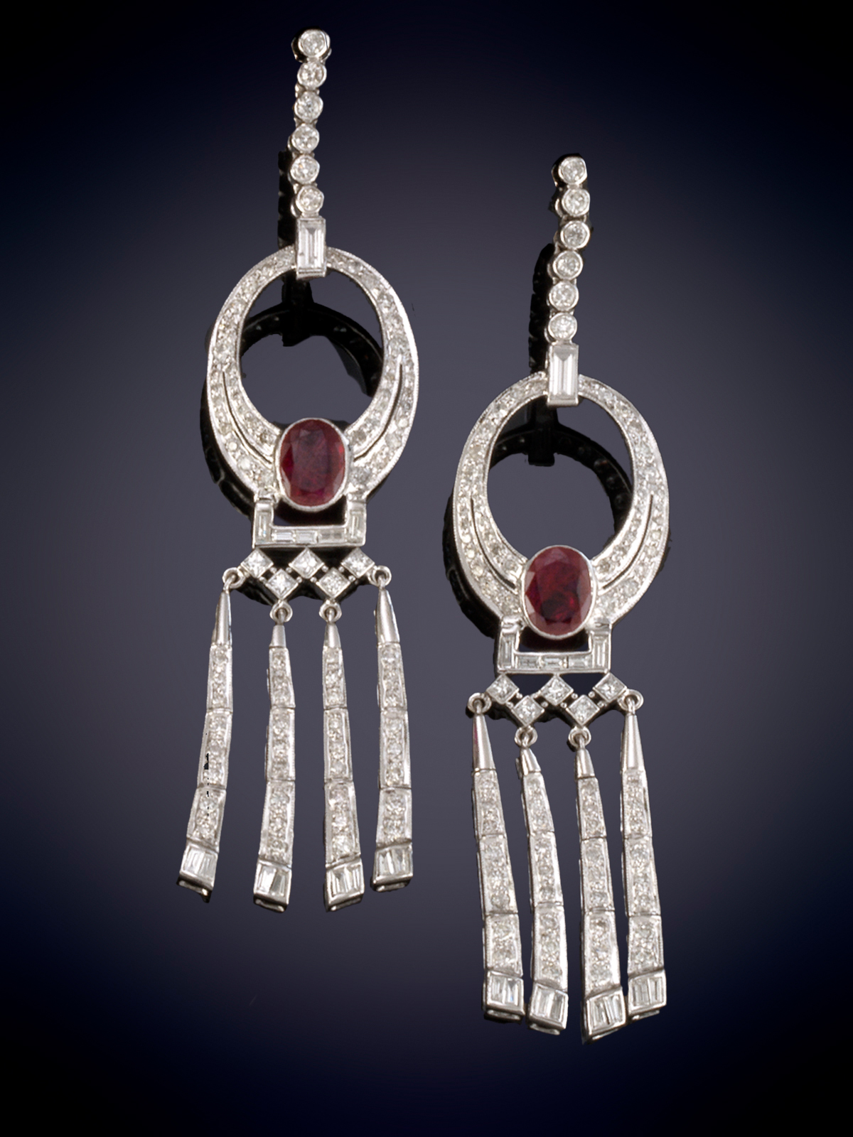 PENDIENTES LARGOS DE DIAMANTES Y RUBÍES, ESTILO ART DÉCO. DISEÑO CON HILERA DE BRILLANTES EN...