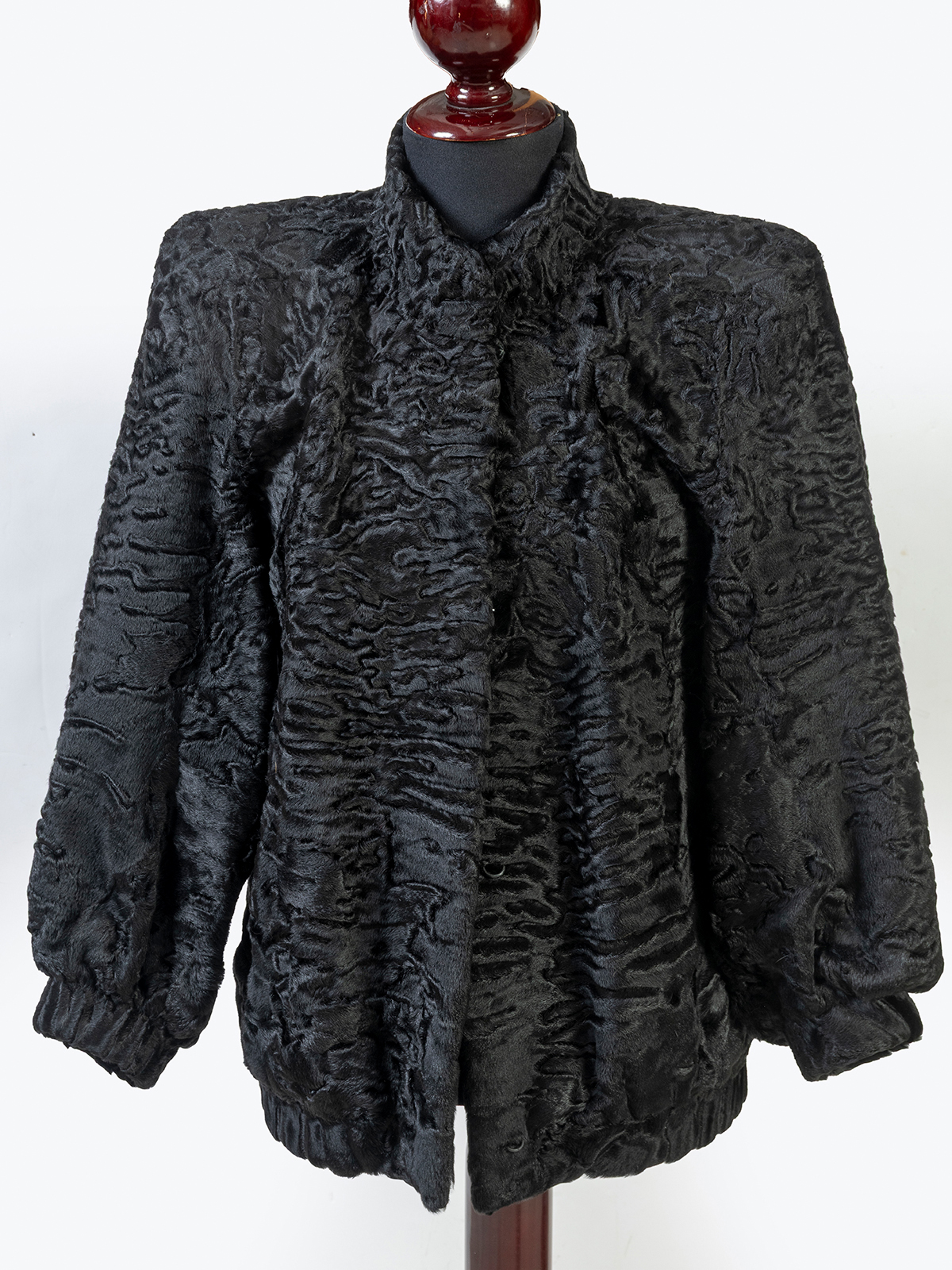 CHAQUETON DE ASTRACÁN NEGRO DE LA PELETERIA SAN ONOFRE. MADRID.