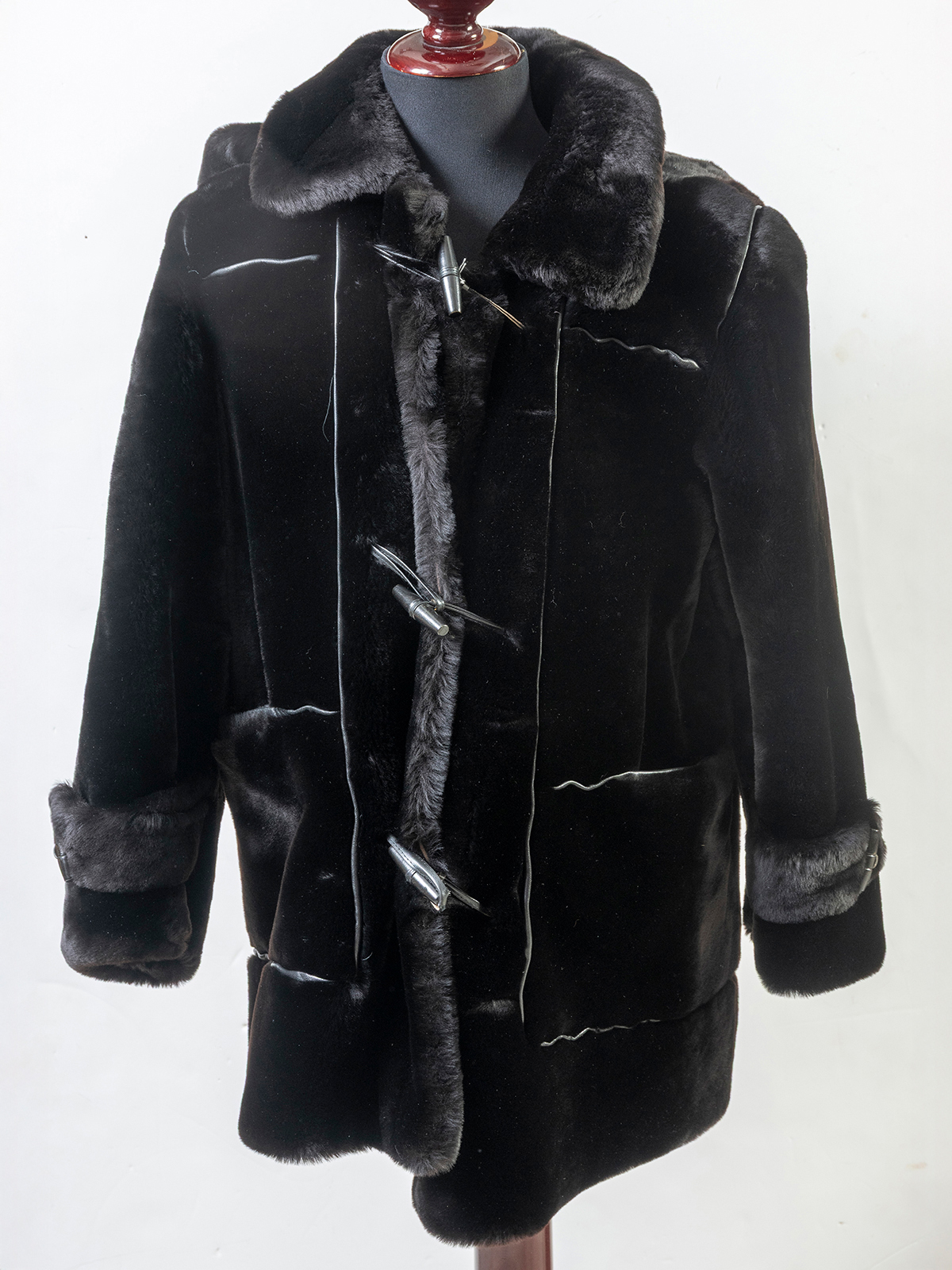 CHAQUETON TRENKA  EN MOUTON NEGRO.