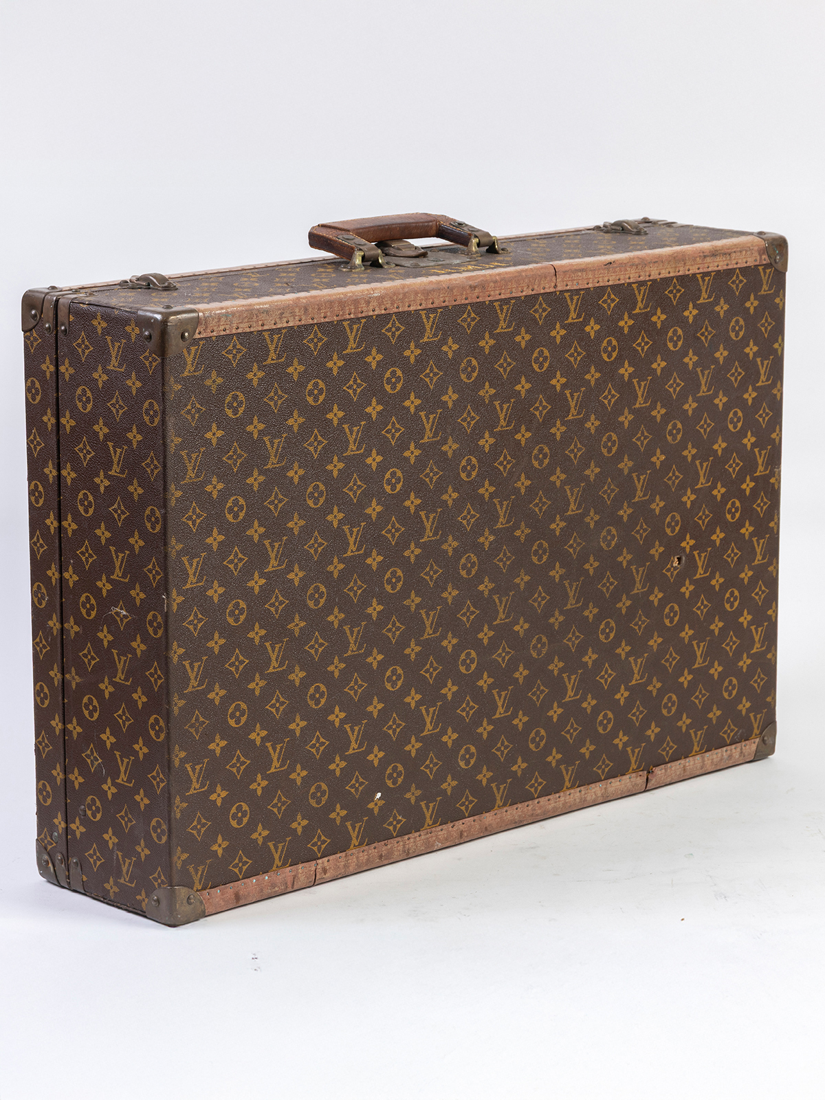 LOUIS VUITTON, MALETA ANTIGUA RIGIDA DE LONA MONOGRAM.
