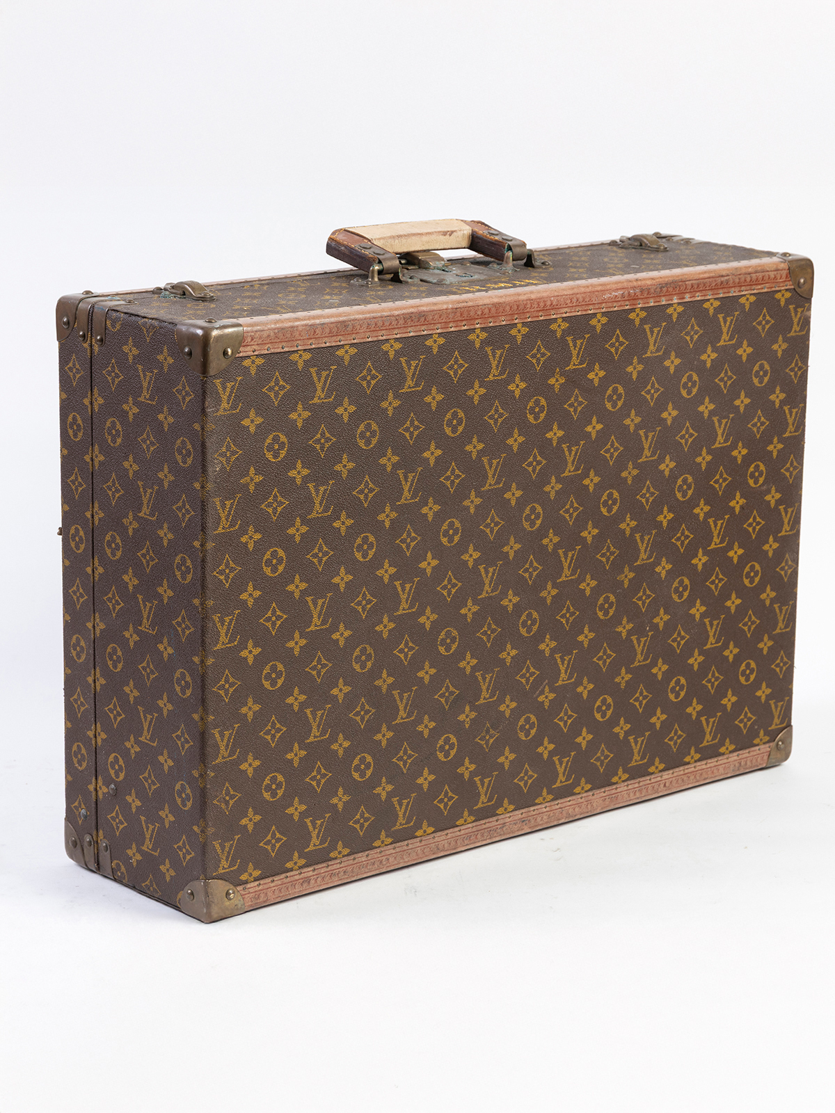 LOUIS VUITTON, MALETA ANTIGUA RIGIDA DE LONA MONOGRAM. GRABADA R.M.H