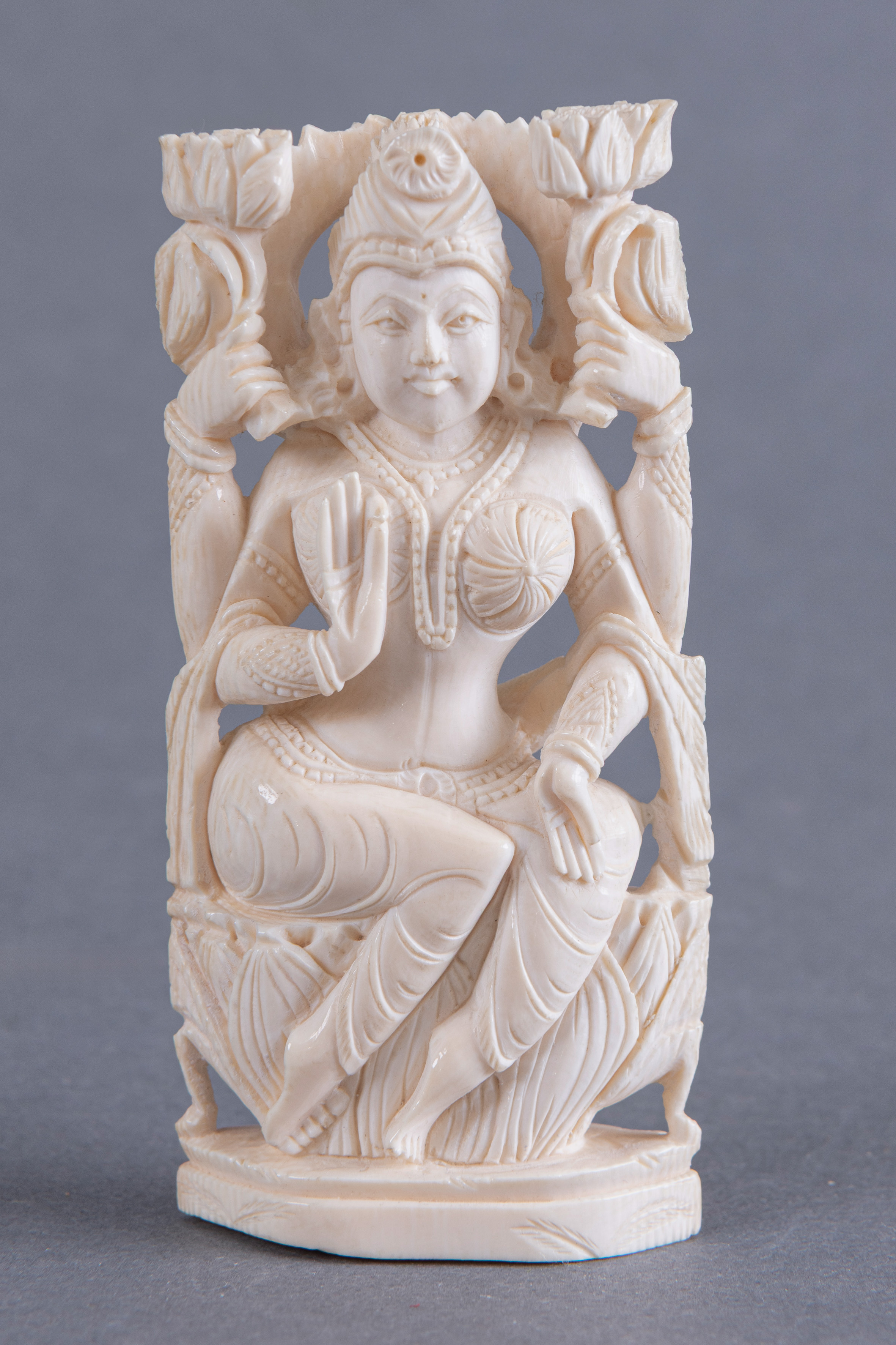Diosa Laksmi de cuatro brazos en marfil tallado. Sur-indio (Mysore/Tamil Nadu), ca. 1880-1930....