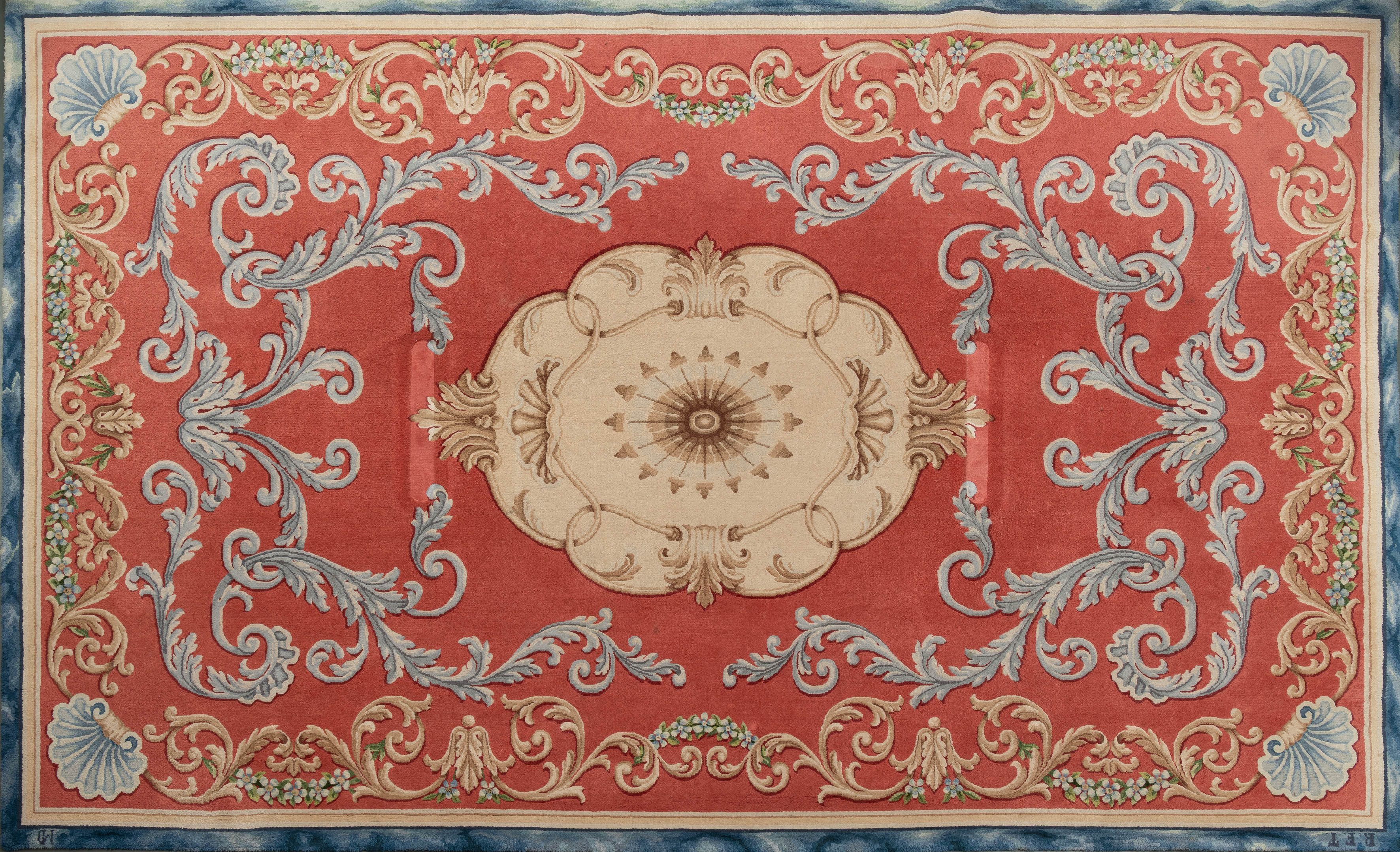Alfombra en lana estilo isabelina, Real Fábrica de Tapices, España, S. XX
Campo color carmesí con...