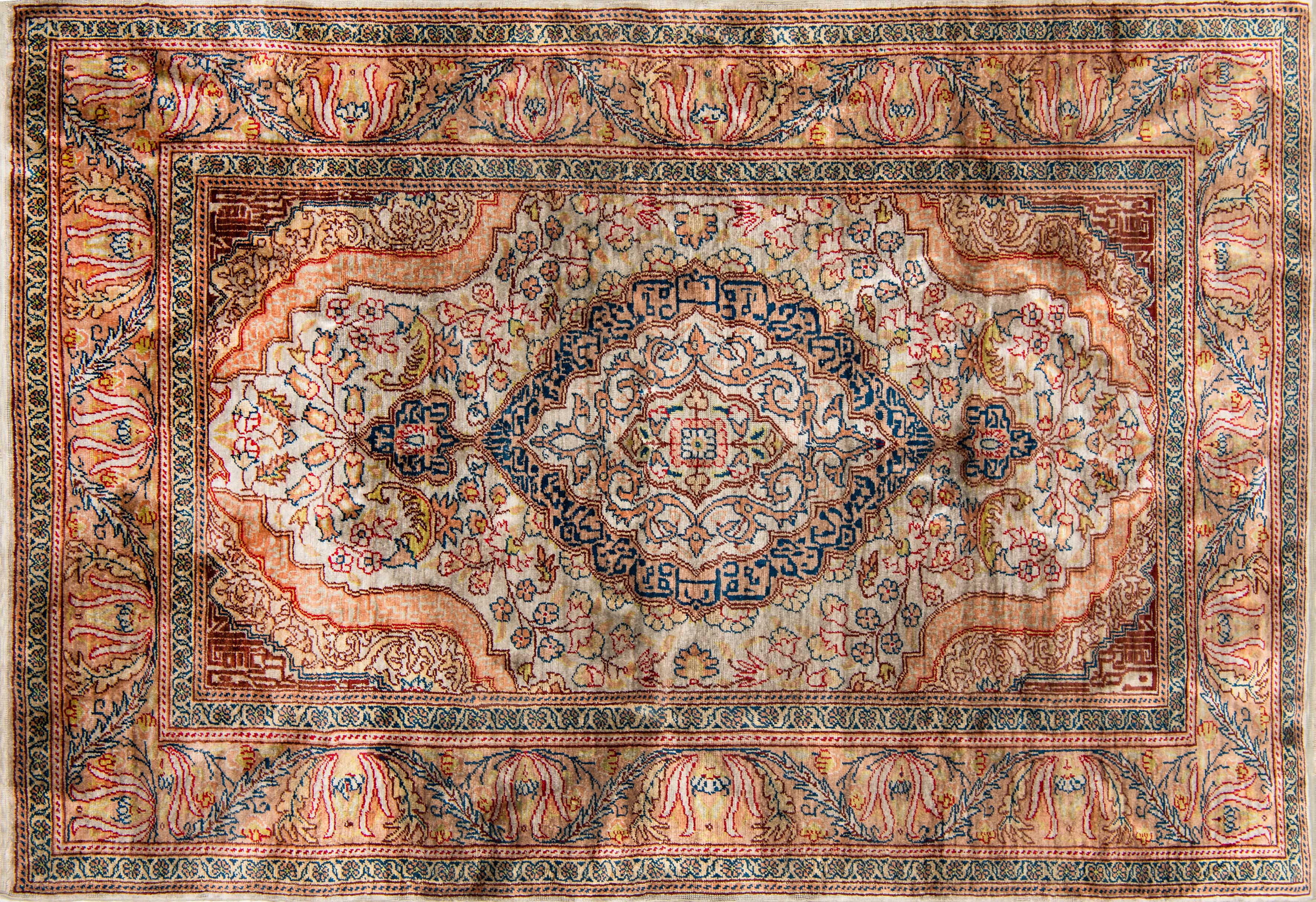 Alfombra Herekke de oración en la lana y seda, Turquía, mm. S. XX
Campo color beige con medallón...