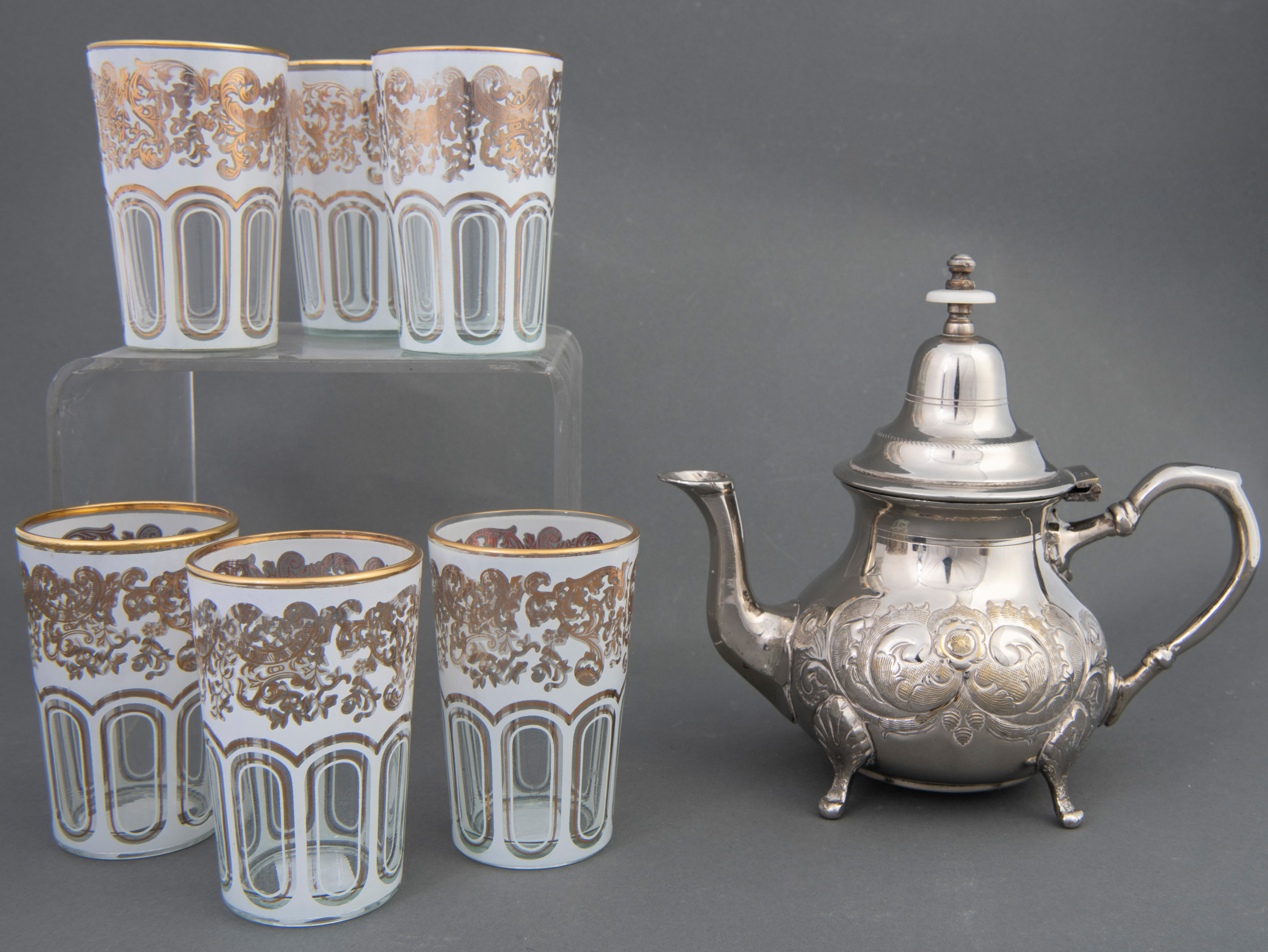 Juego de té compuesto por tetera y 6 vasos, Marruecos, mm. S. XX
Tetera en metal plateado. Vasos...