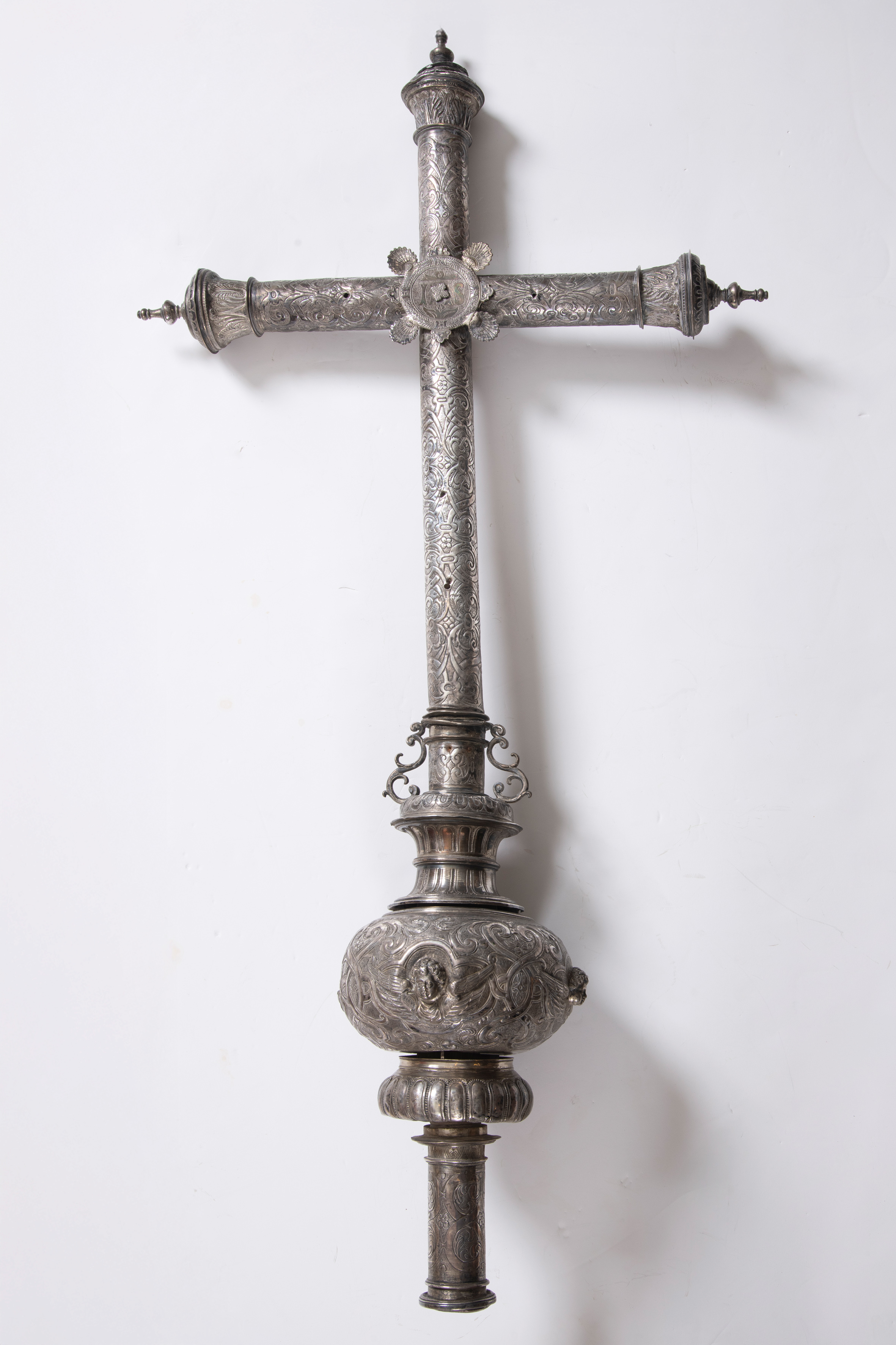 Cruz procesional en plata, España, 1637
Macolla de cuerpo globular con labor de cincelado con...