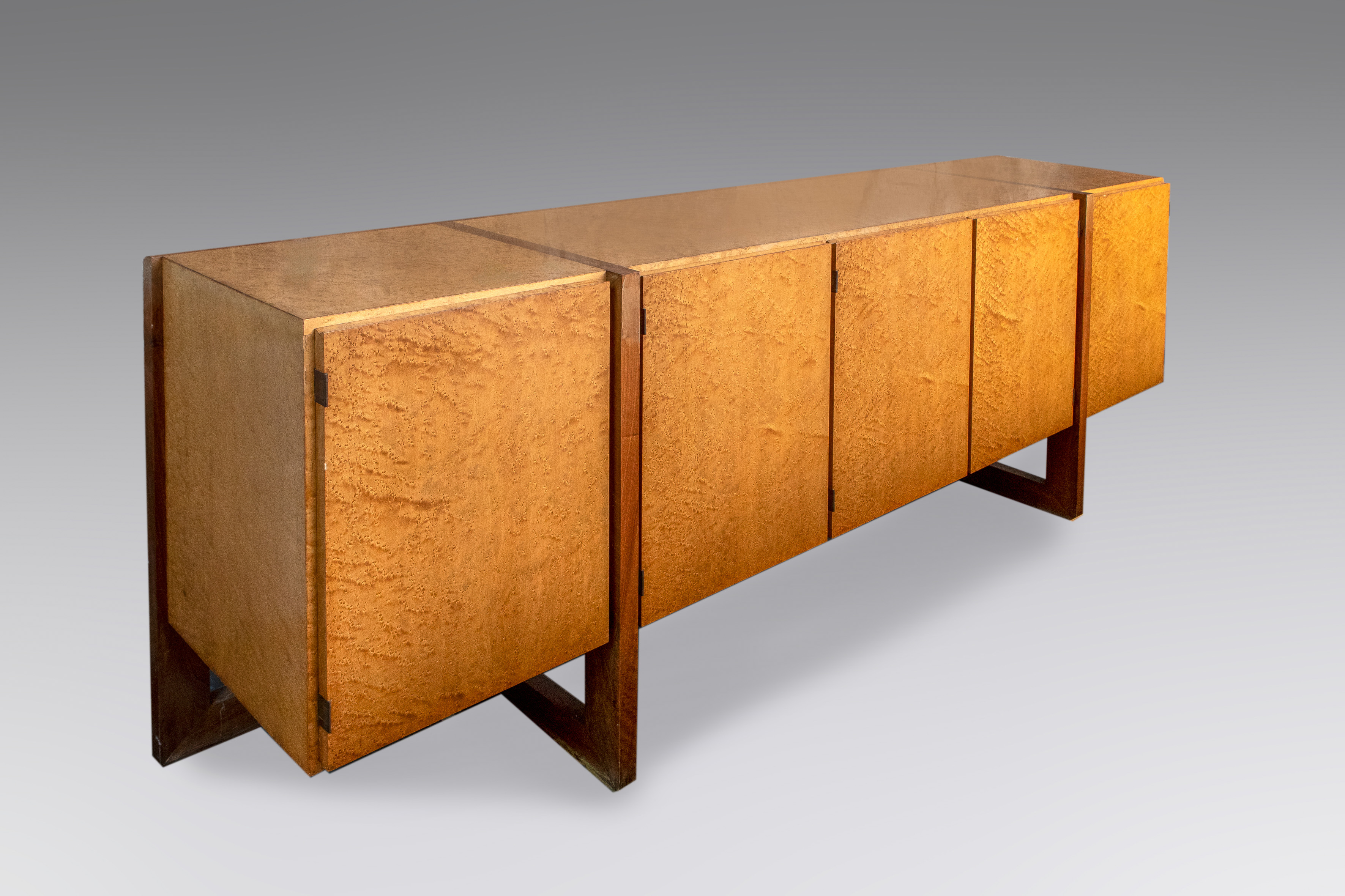 Aparador Art Deco de cinco cuerpos en madera de raíz de nogal pulida.
Medidas: 81 x 213 x 45 cm.