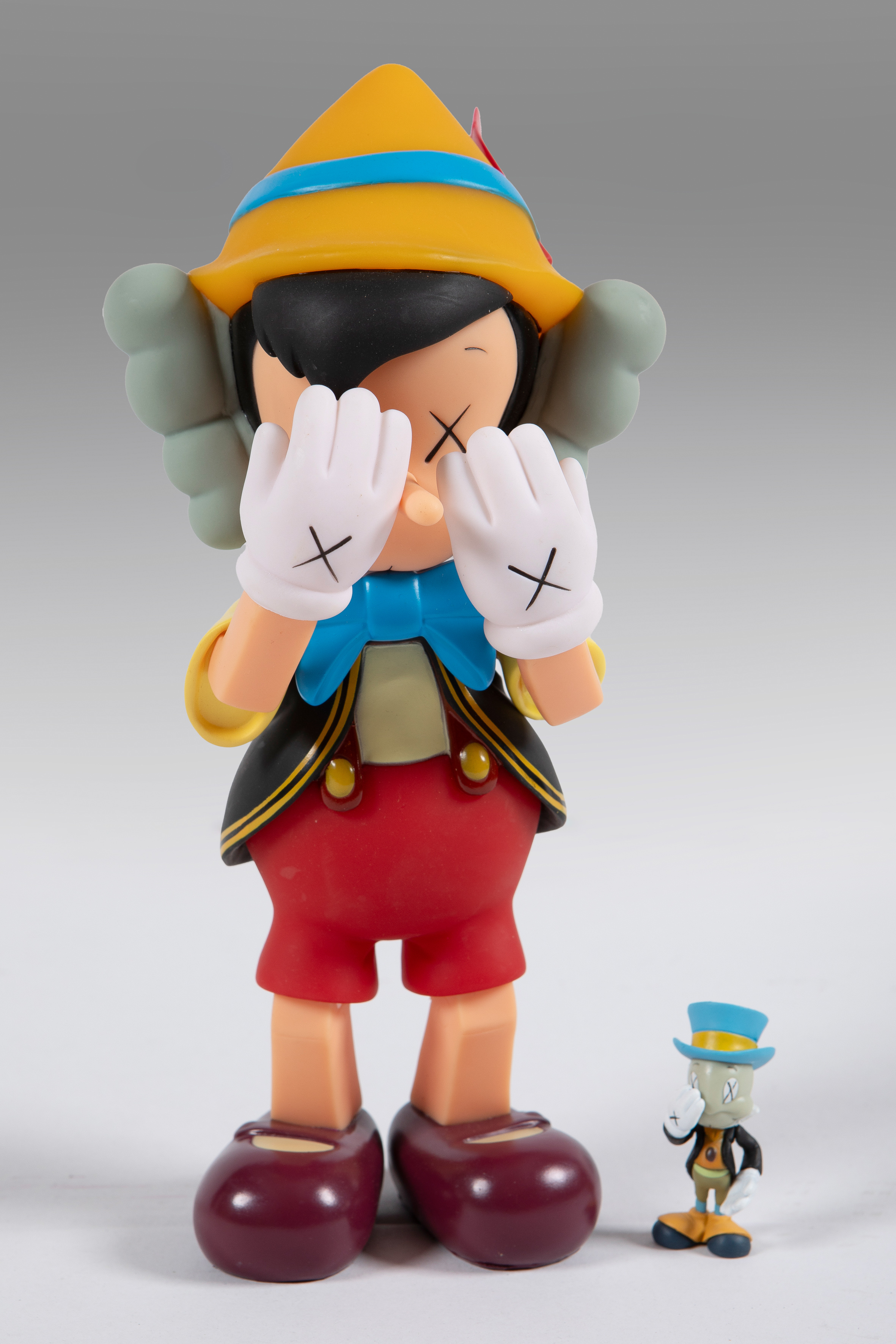 KAWS (Jersey City 1974)
"Pinnocchio & Jiminy Cricket. 2010
Escultura de vinilo policromada 
Firma...