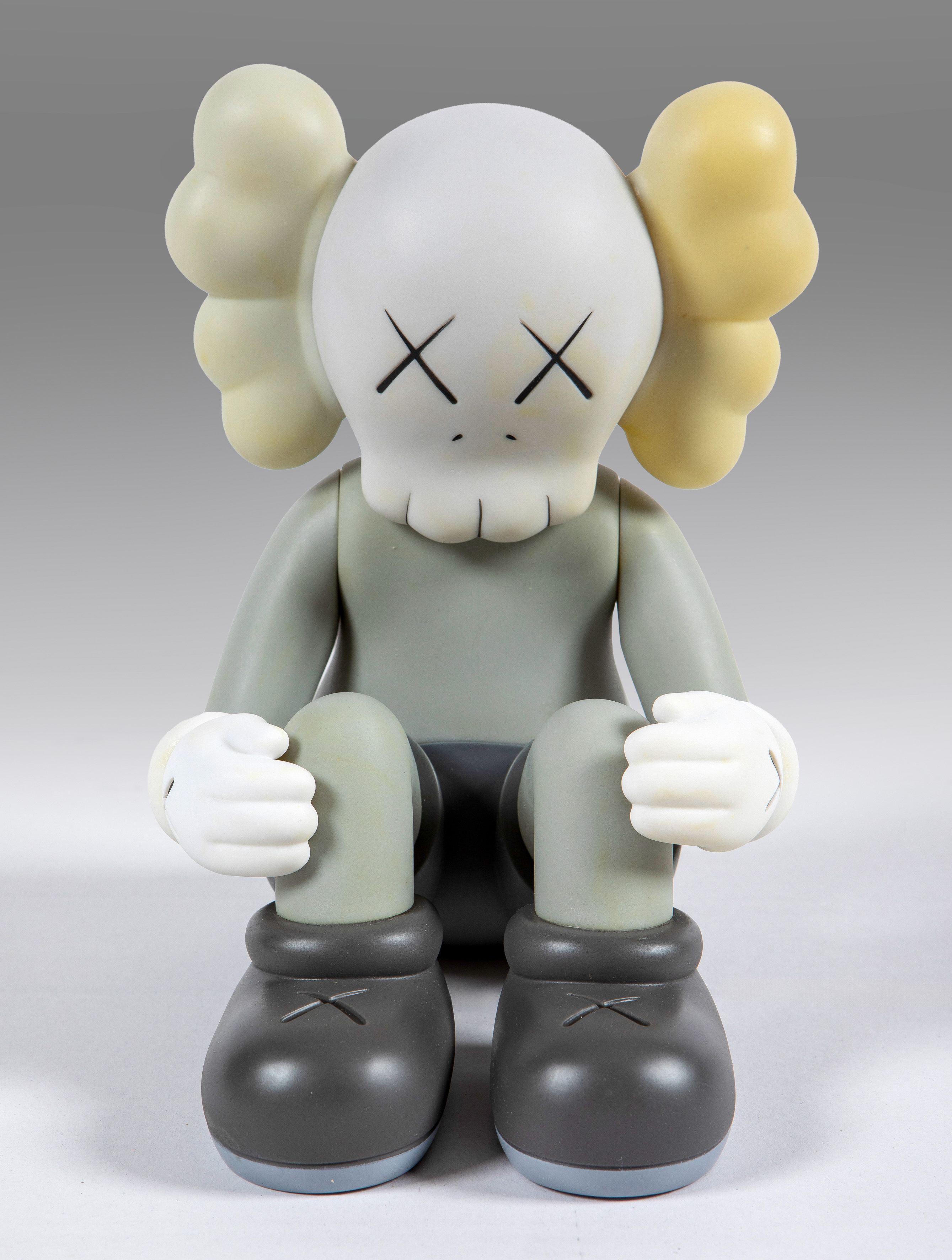 KAWS (Jersey City 1974)
"Seeing/Watching (Blue)". 2016
Vinilo policromado
Editado por Medicom Toy,...