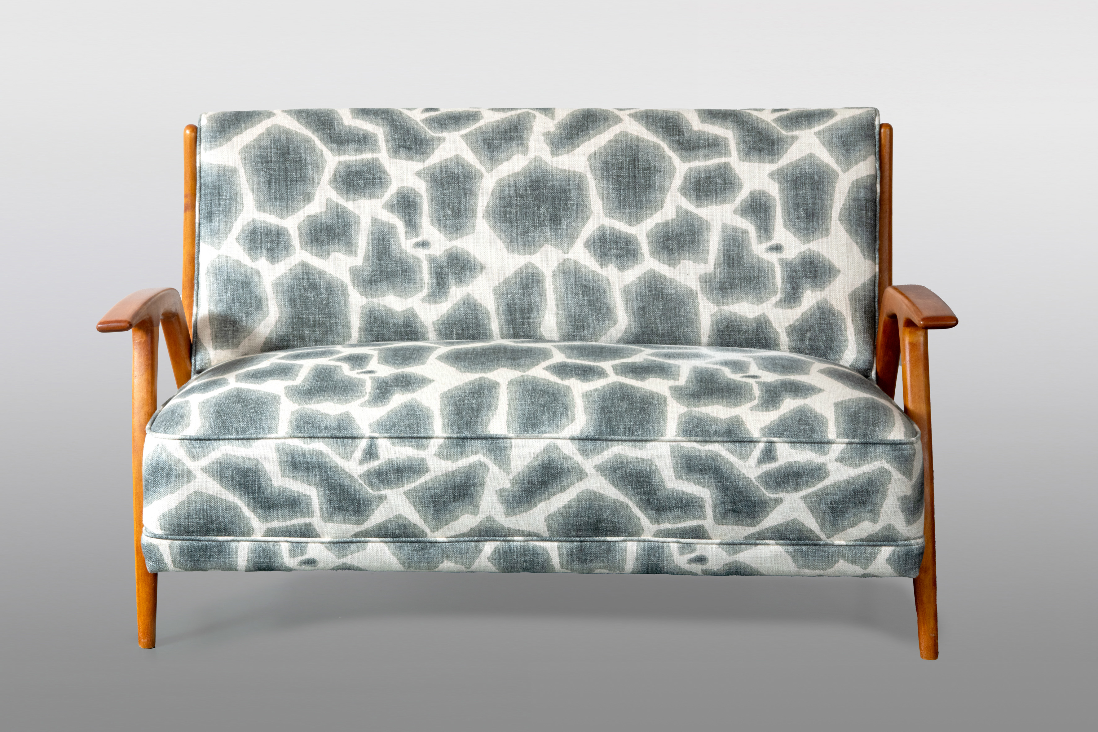 Diseño nórdico, c. 1960 Sofá de dos plazas, estructura de haya teñida con brazos curvos. Con...