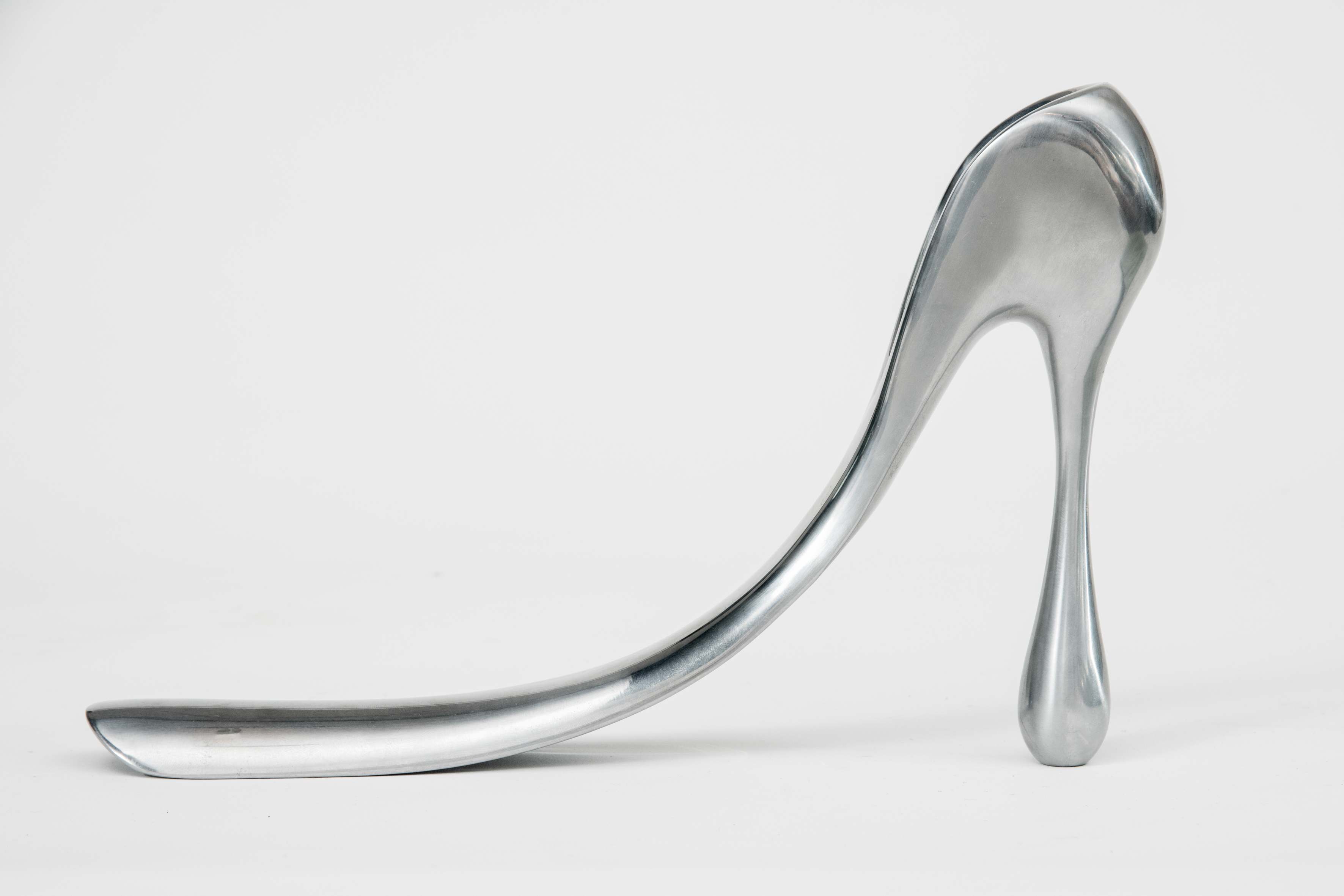 MANOLO BLAHNIK (Santa Cruz de la Palma 1942)
"Calzador escultórico". 2004
Aluminio...
