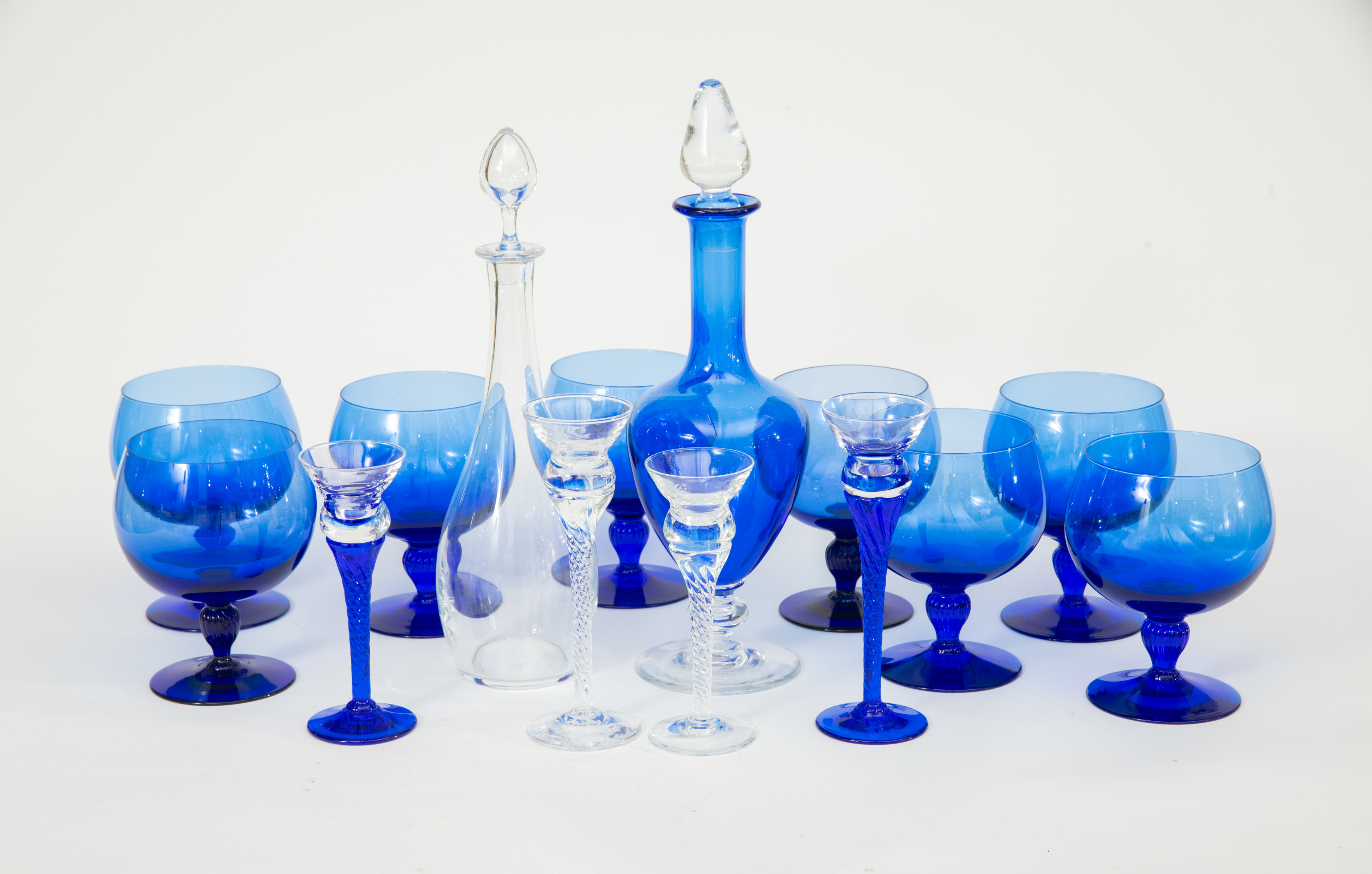 Juego de la Real Fábrica de vidrio de la Granja de San Ildefonso en azul cobalto y transparente....