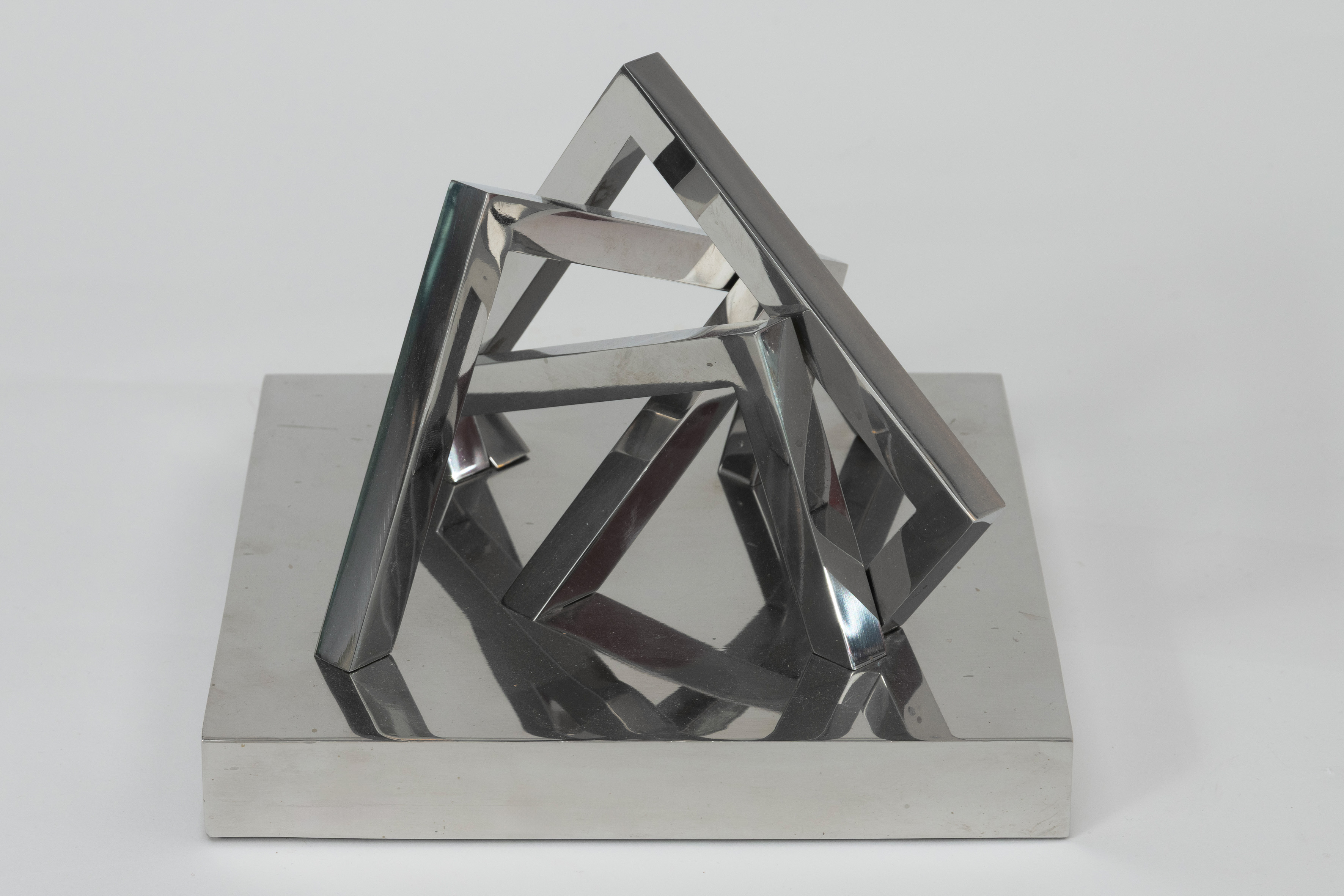 GUSTAVO TORNER
"Los complementarios VI". 1985
Acero inoxidable
Numerada 239/500
En la base...