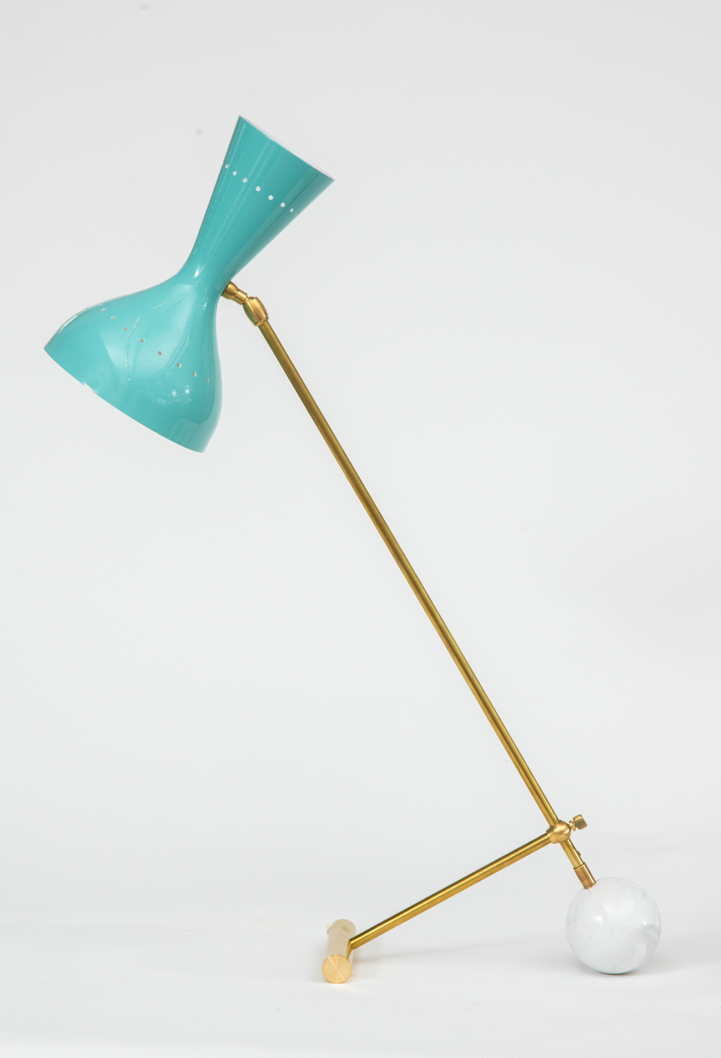 Luci Srl, Parma, Italia, "Big Thunderball". (c. 1953)
Lampara de sobre mesa con estructura de latón...